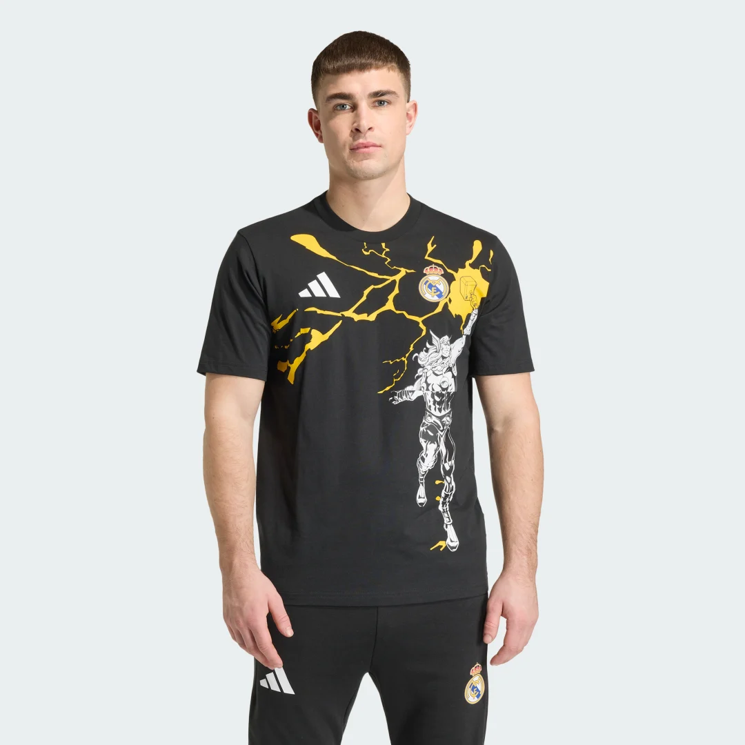 Detalle de Camiseta adidas Real Madrid Avengers – Negro, estilo oficial para fans y uso casual