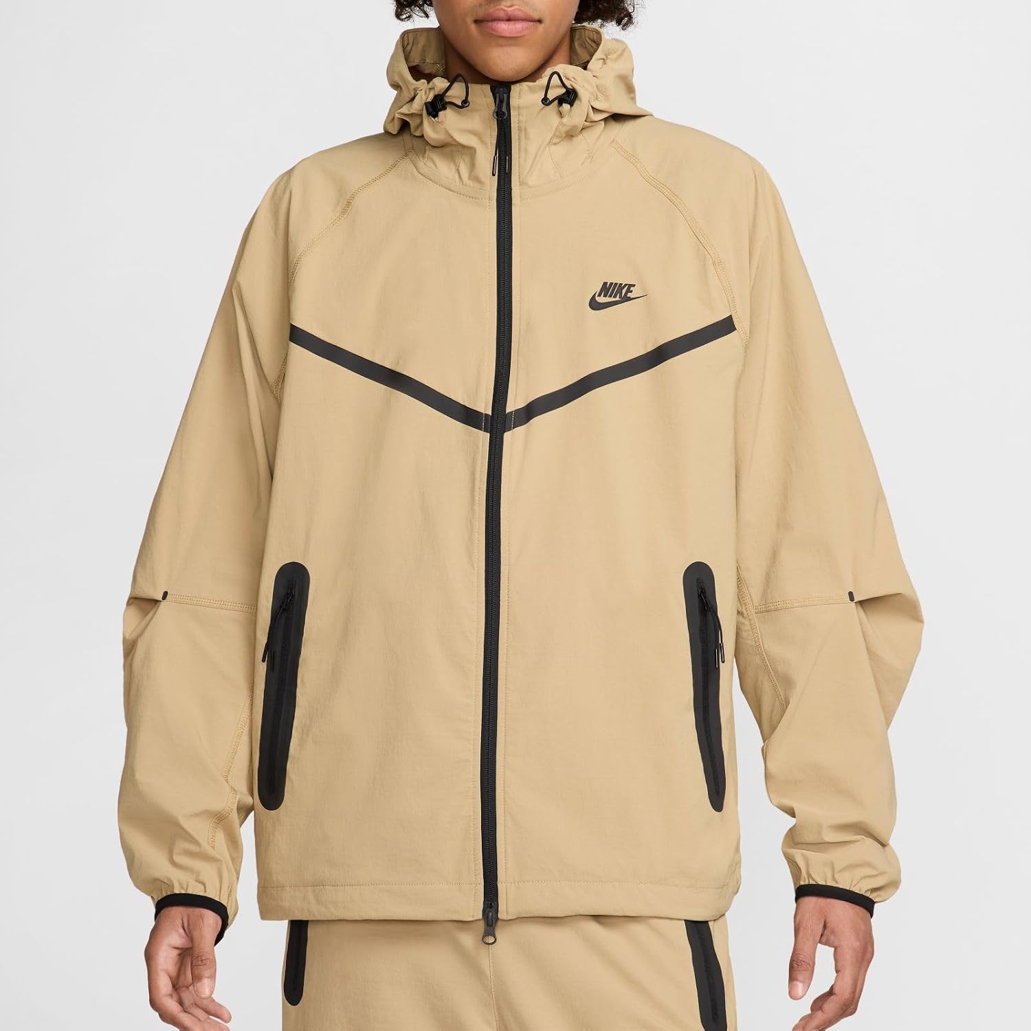 Detalle 2 de Nike Tech męska kurtka tkana z kapturem, elastycznym materiałem i regulacją