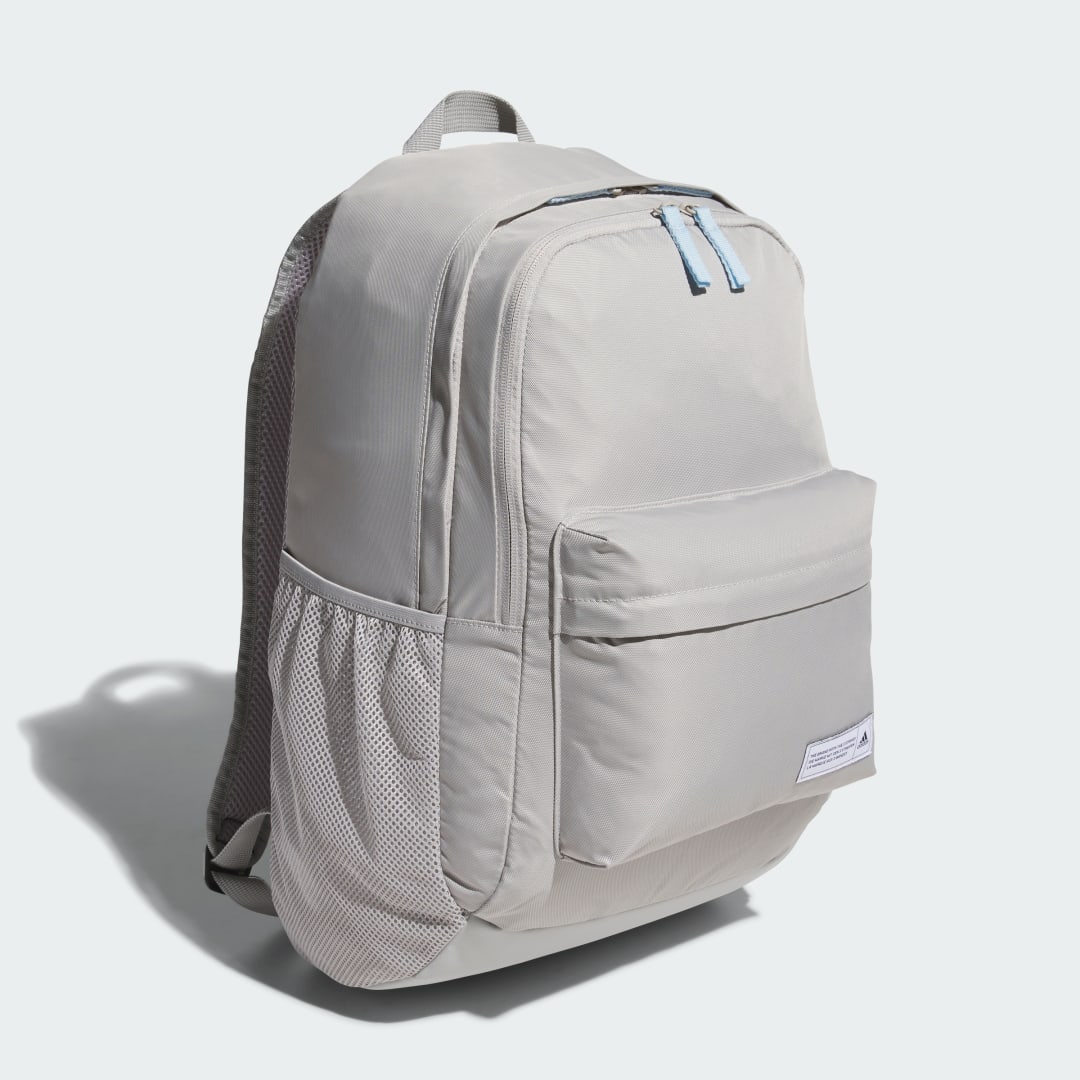 Detalle de Classic Backpack de Adidas en gris: comodidad y estilo para tu día a día