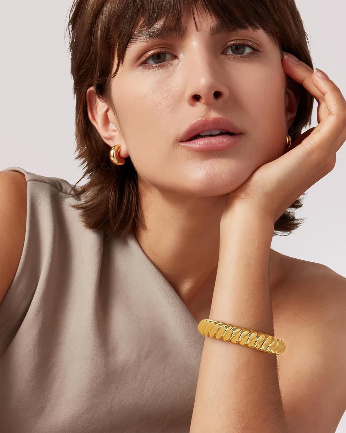 Thumbnail 2 de LILIE&WHITE Damen Armreif in Gold-Optik mit Relief in Spiralform – hypoallergenes Armband für besondere Anlässe