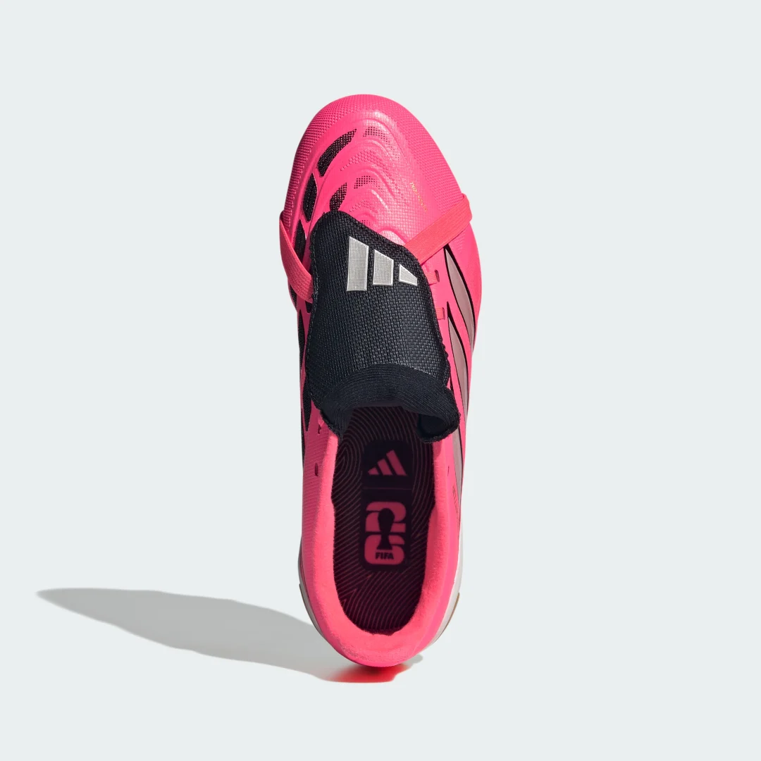 Detalle de Bota de fútbol Predator League con lengüeta plegable para césped natural seco de Adidas