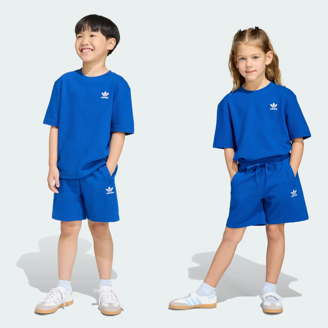 Detalle de Conjunto holgado de pantalón corto y camiseta gofrados de Adidas en color Azul