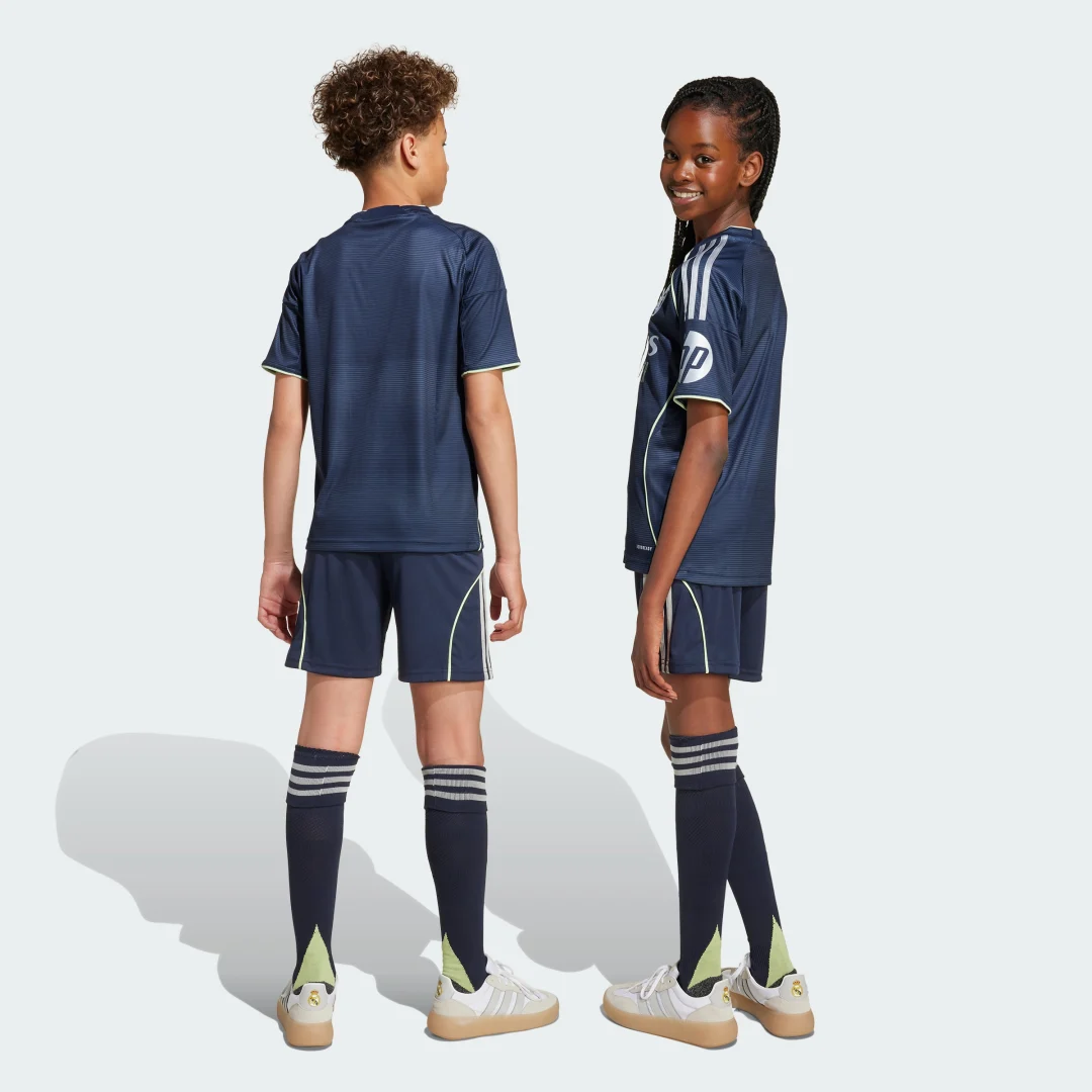 Detalle 2 de Conjunto segunda equipación Real Madrid 25/26 – Adidas