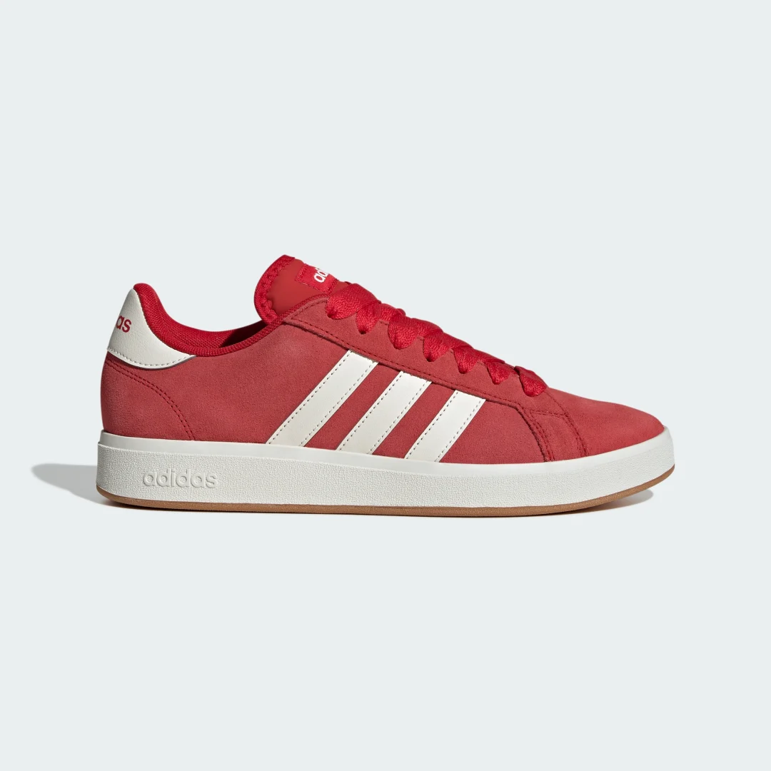 Detalle de Zapatilla Grand Court Base 00s de Adidas: comodidad y estilo clásico en rojo