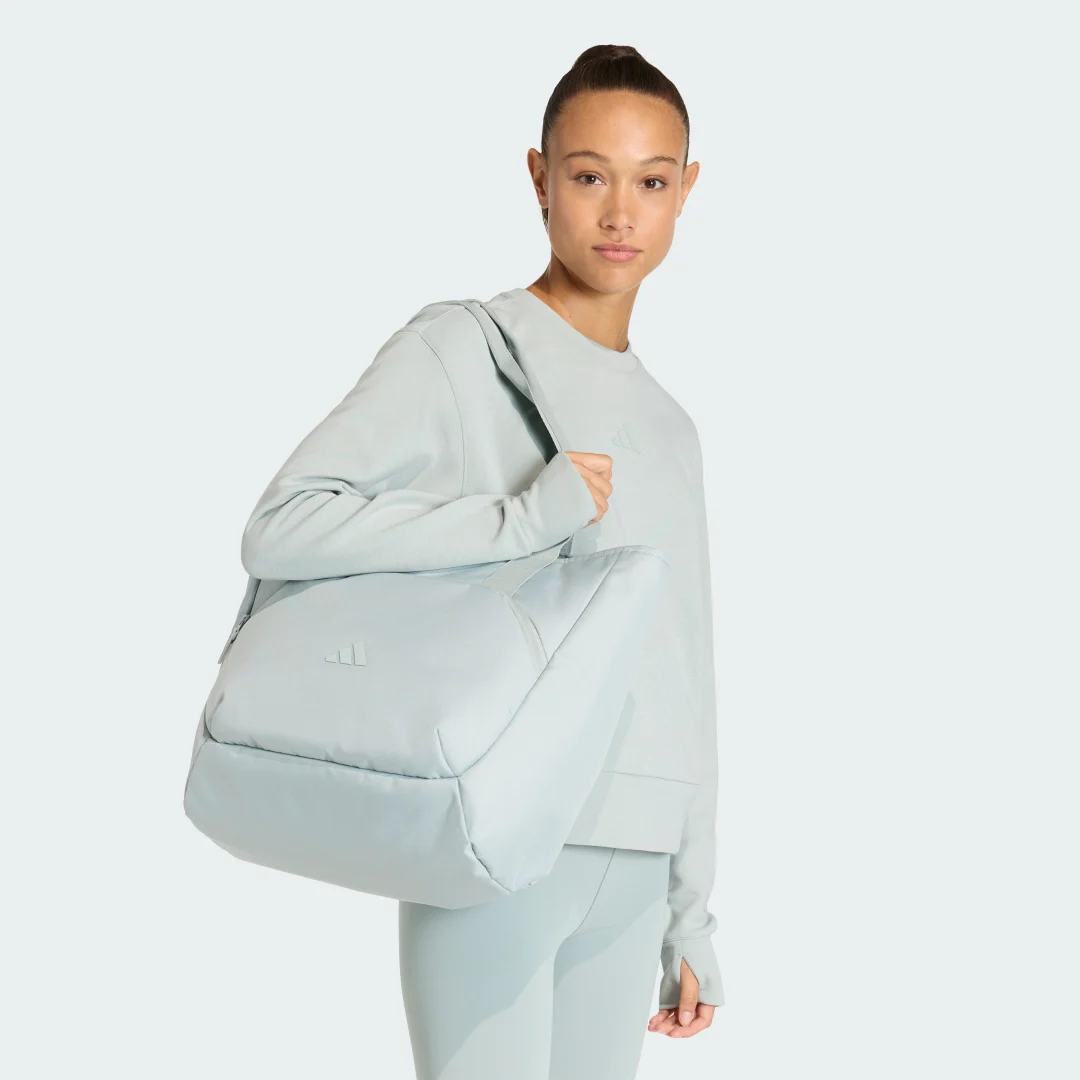 Detalle de BOLSO GRANDE ADIDAS PRIME: espacio y versatilidad con el sello Adidas
