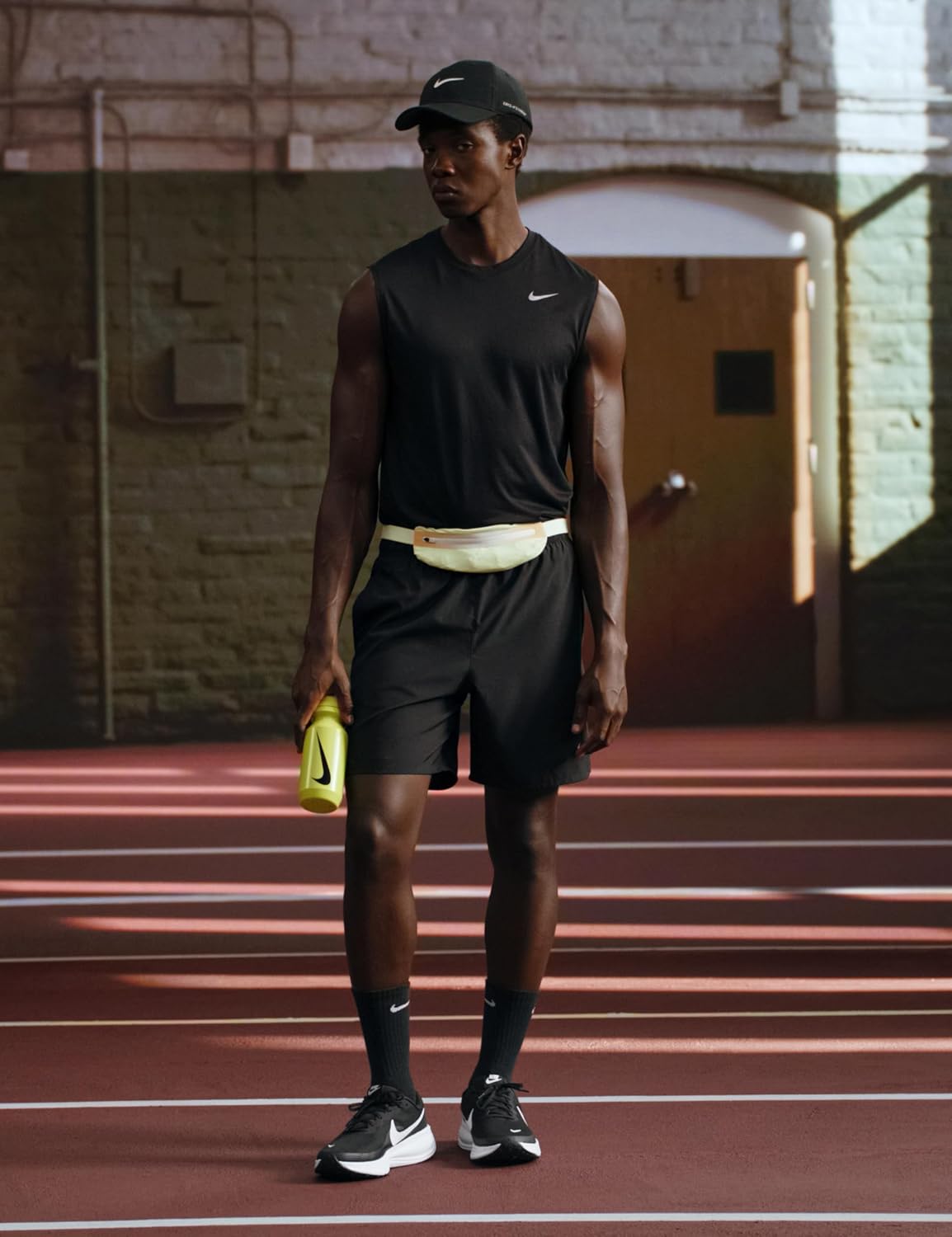 Detalle de NIKE Men's Revolution 8Sneaker: comfort daily e leggerezza per ogni occasione