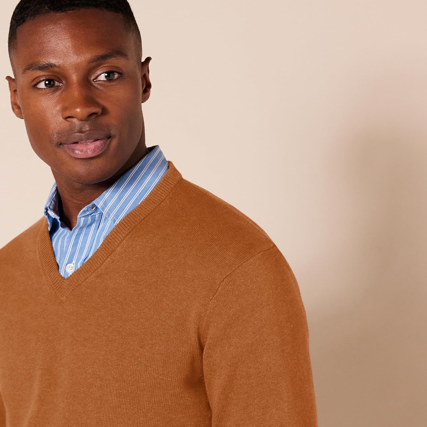 Detalle 2 de Pull à col en V Amazon Essentials homme
