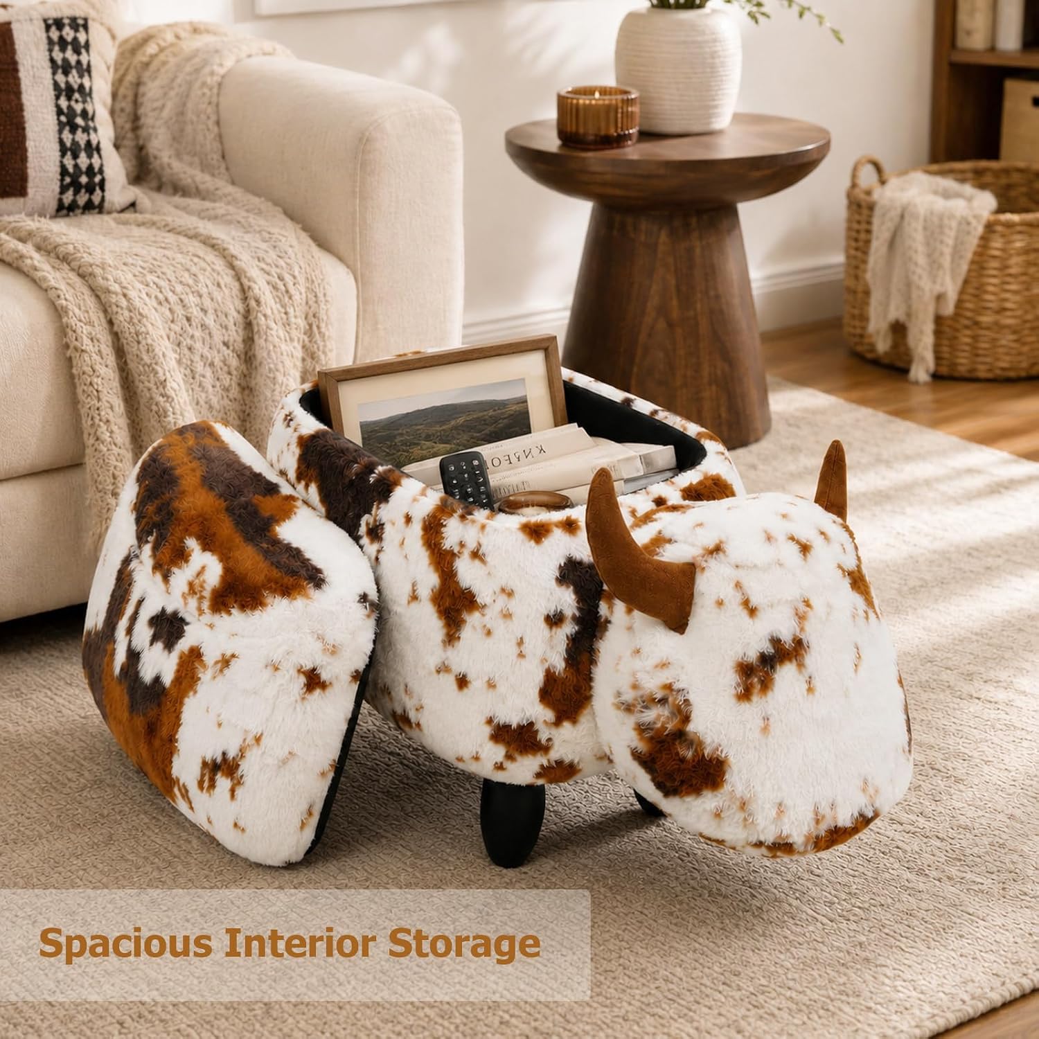 Detalle 2 de Cow-Shaped Storage Ottoman in Faux Fur
