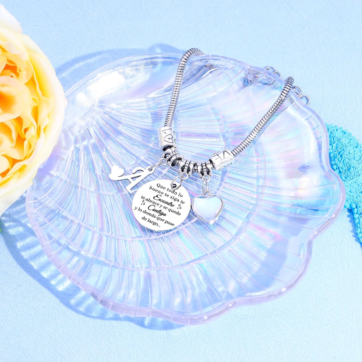 Detalle de Awyuan pulsera de plata con letras iniciales (dije grabado) personalizada para mujer y adolescente