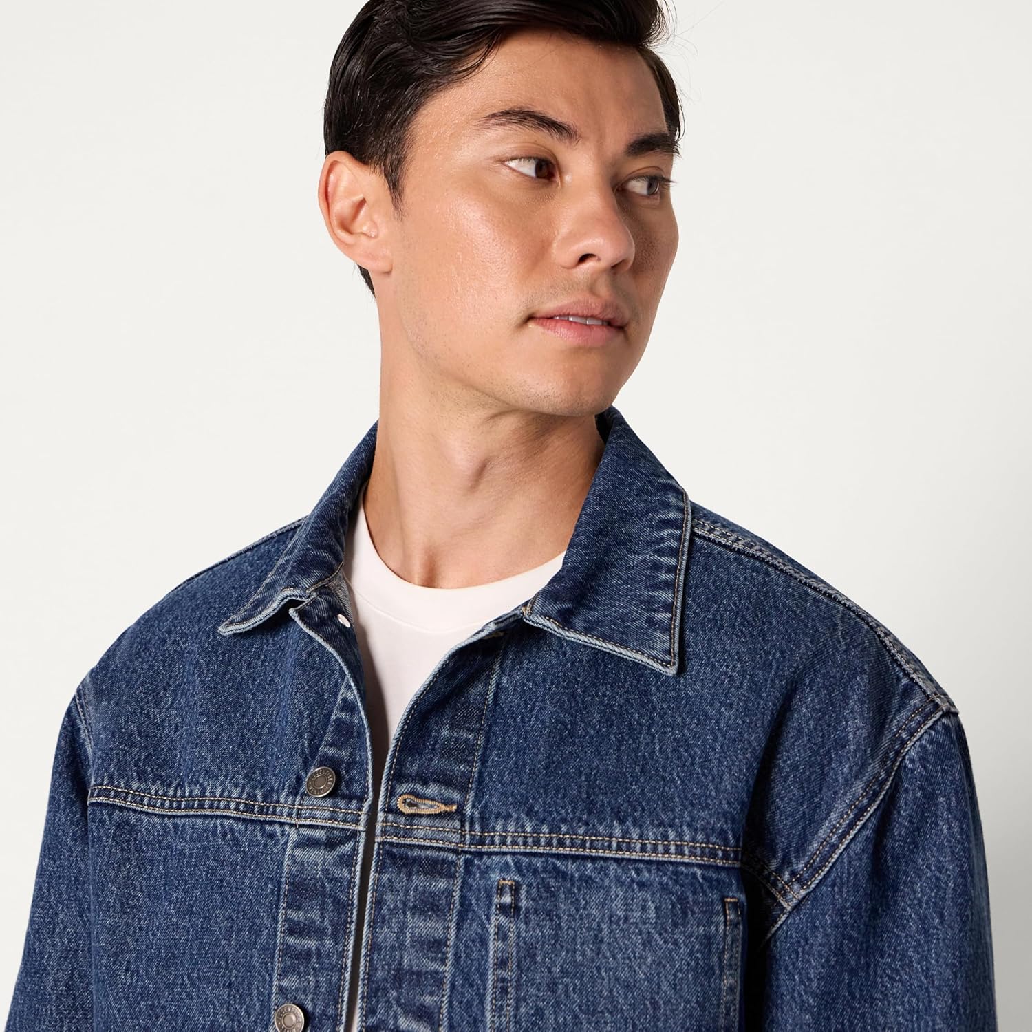 Thumbnail 2 de Amazon Essentials Men's Rigid Denim Relaxed-Fit Utility Jacket