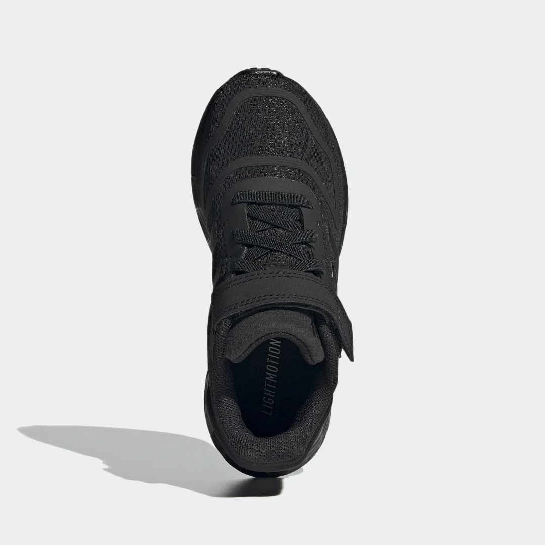Detalle de Adidas Duramo 10: zapatilla negra versátil para el día a día