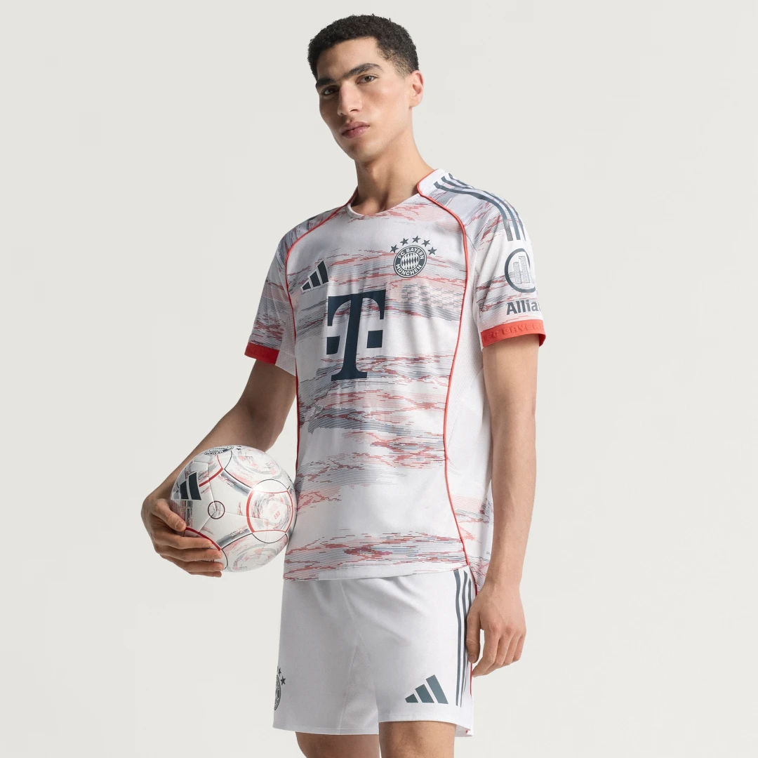 Detalle de Camiseta 2ª. equipación FC Bayern 25/26 Authentic de Adidas (Blanco) – para fans y coleccionistas