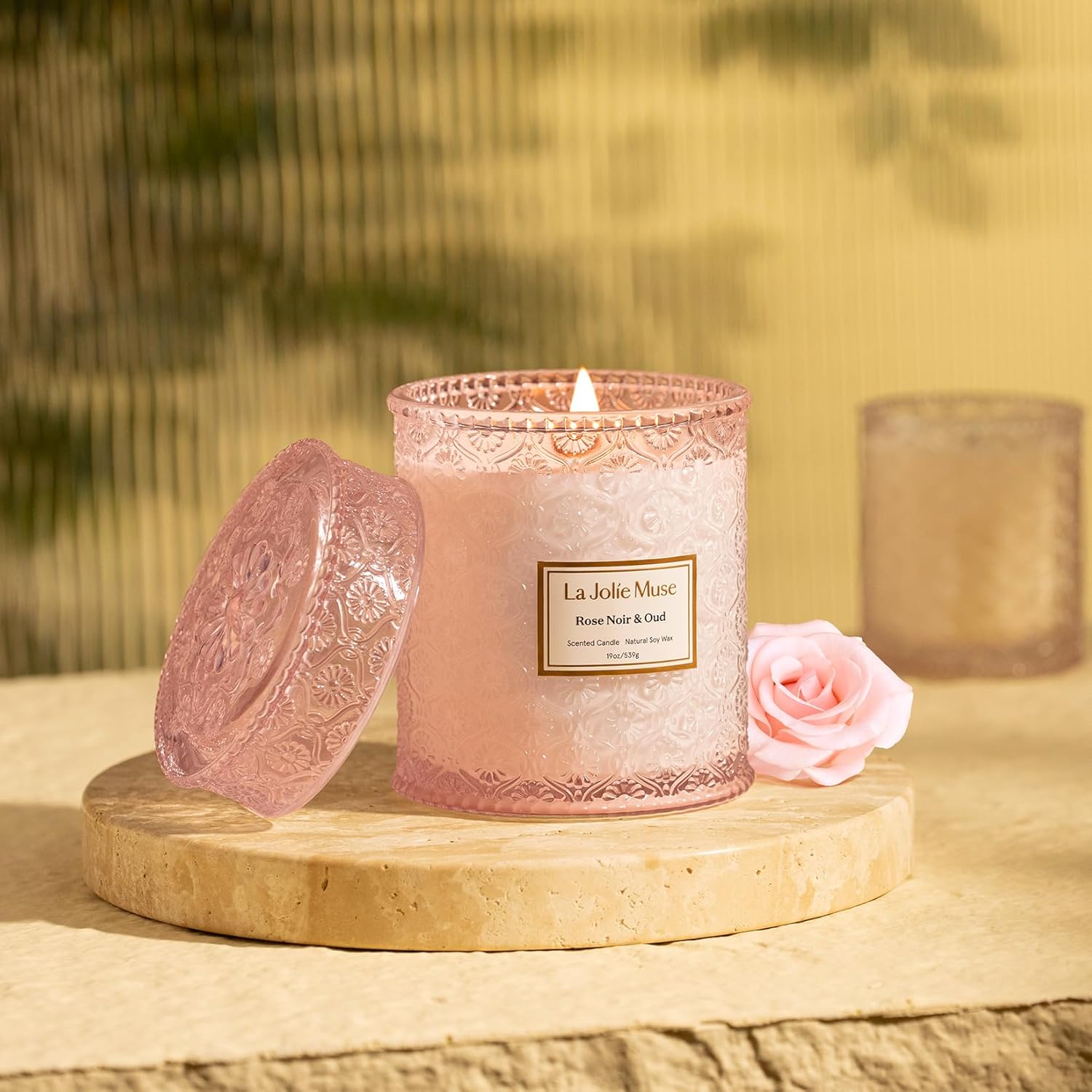 Thumbnail 2 de LA JOLIE MUSE Rose Noir & Oud Scented Candle – 19 oz Large Wooden Wick, Soy Wax, 90 Hours
