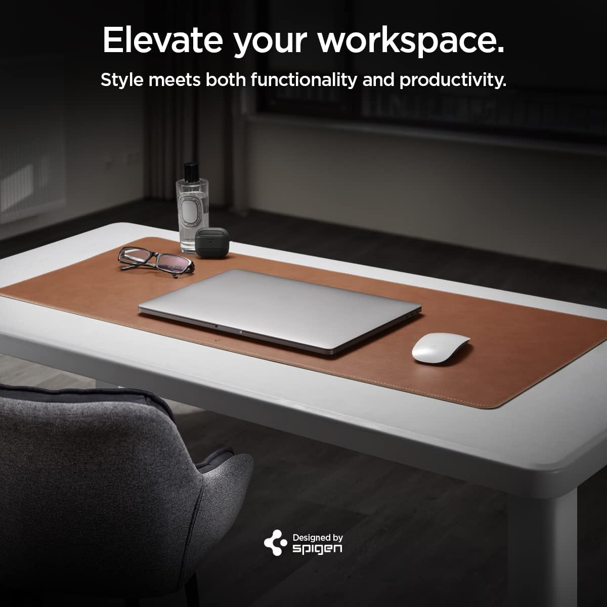 Detalle de Spigen tapis de bureau XXL en cuir PU vegan avec base antidérapante et tapis de souris imperméable, marron