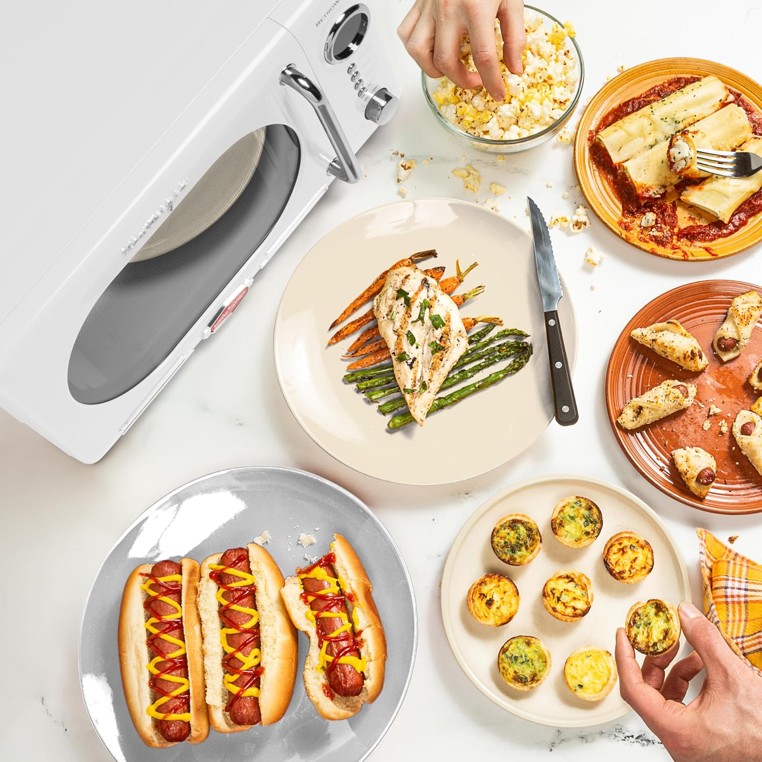Detalle de Nostalgia Retro Compact Countertop Microwave Oven (0.7 Cu. Ft., 700W)