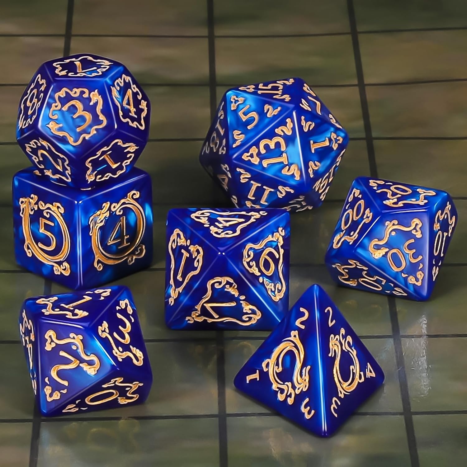 Detalle 2 de Set di dadi poliedrici QMAY da gioco da tavolo (7 pezzi): D20, D12, D10, D8, D6, D4 con motivo drago blu