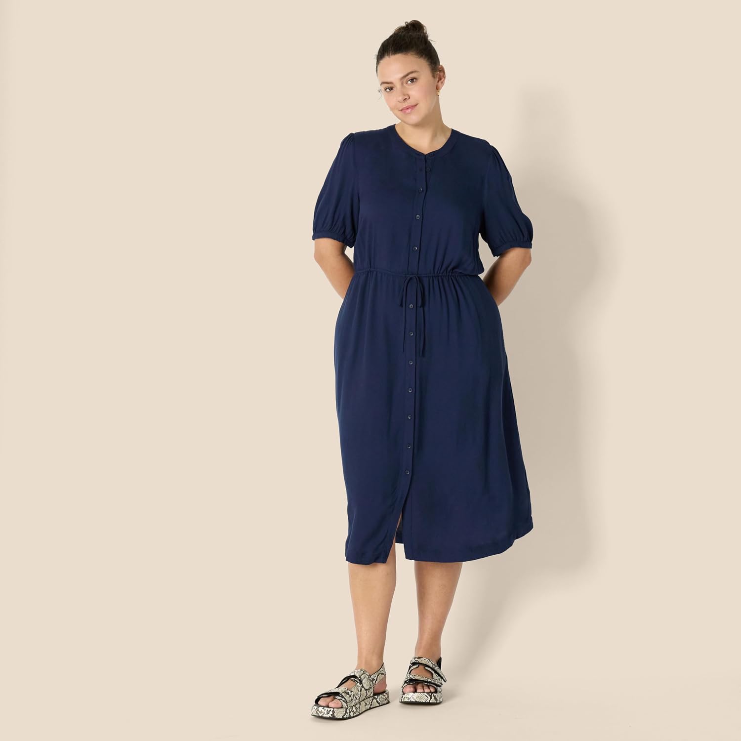 Detalle 2 de Amazon Essentials Damen Tailliertes Midikleid in A-Linie mit Halben Ärmeln und Ausgestelltem Rockteil mit Taschen
