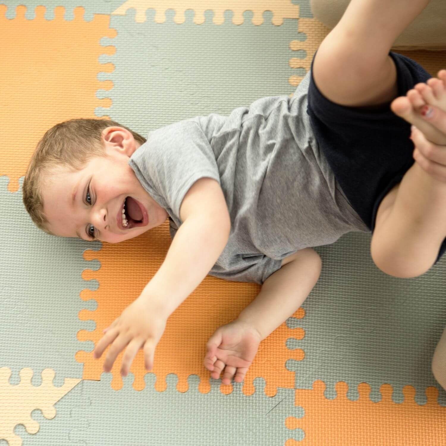 Detalle de Hakuna Matte große Puzzlematte für Babys Hygge (1,72 x 1,16 m) – schadstofffrei, geruchlos, 48 Dreiecksfliesen