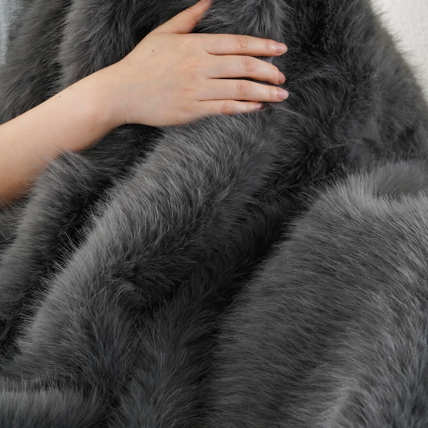 Thumbnail 4 de BATTILO HOME Faux Fur Throw Blanket (Grey) 125x150cm – long pile comfort with velvet reverse