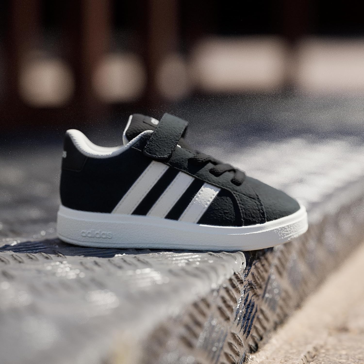 Detalle 2 de adidas Unisex Kids Grand Court 2.0 Kinderschuh mit Klettverschluss