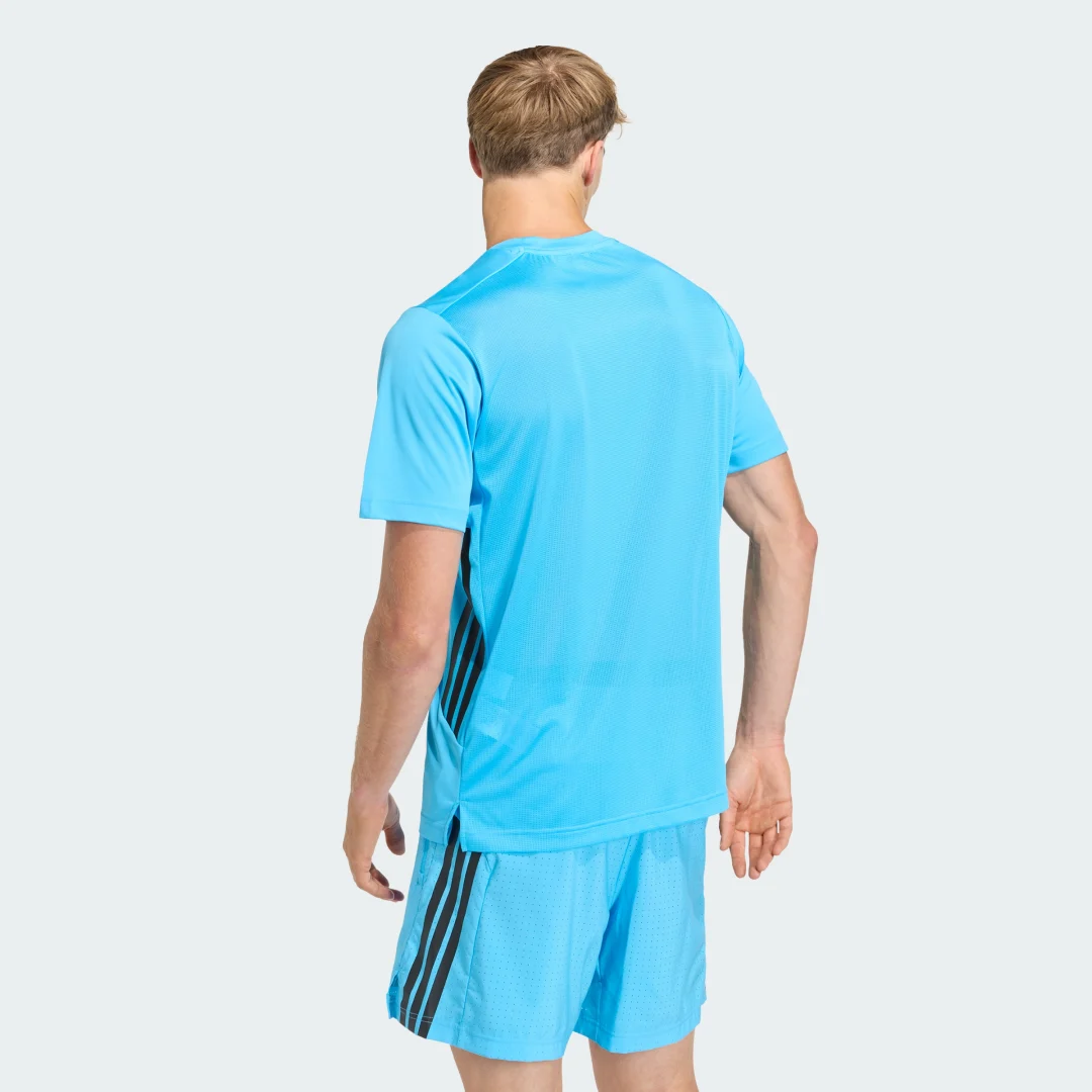 Detalle 2 de Camiseta de entrenamiento Adidas Tech Essentials 3 Stripes – azul