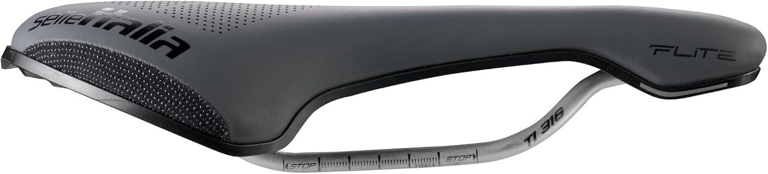 Detalle de Selle Italia FLITE Boost X-Cross TI 316 Superflow – siodełko MTB S3 z otworem Superflow