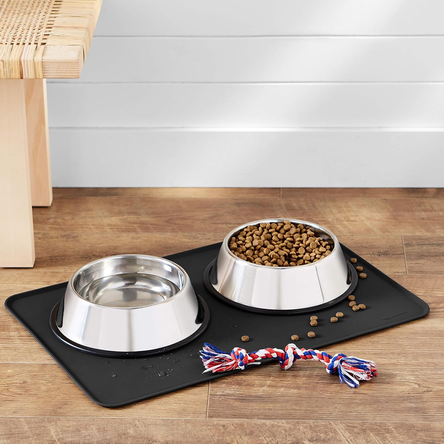 Detalle 1 de Amazon Basics Waterproof Anti-Slip Silicone Placemat for Pet Bowls, 61 x 41 cm, Black