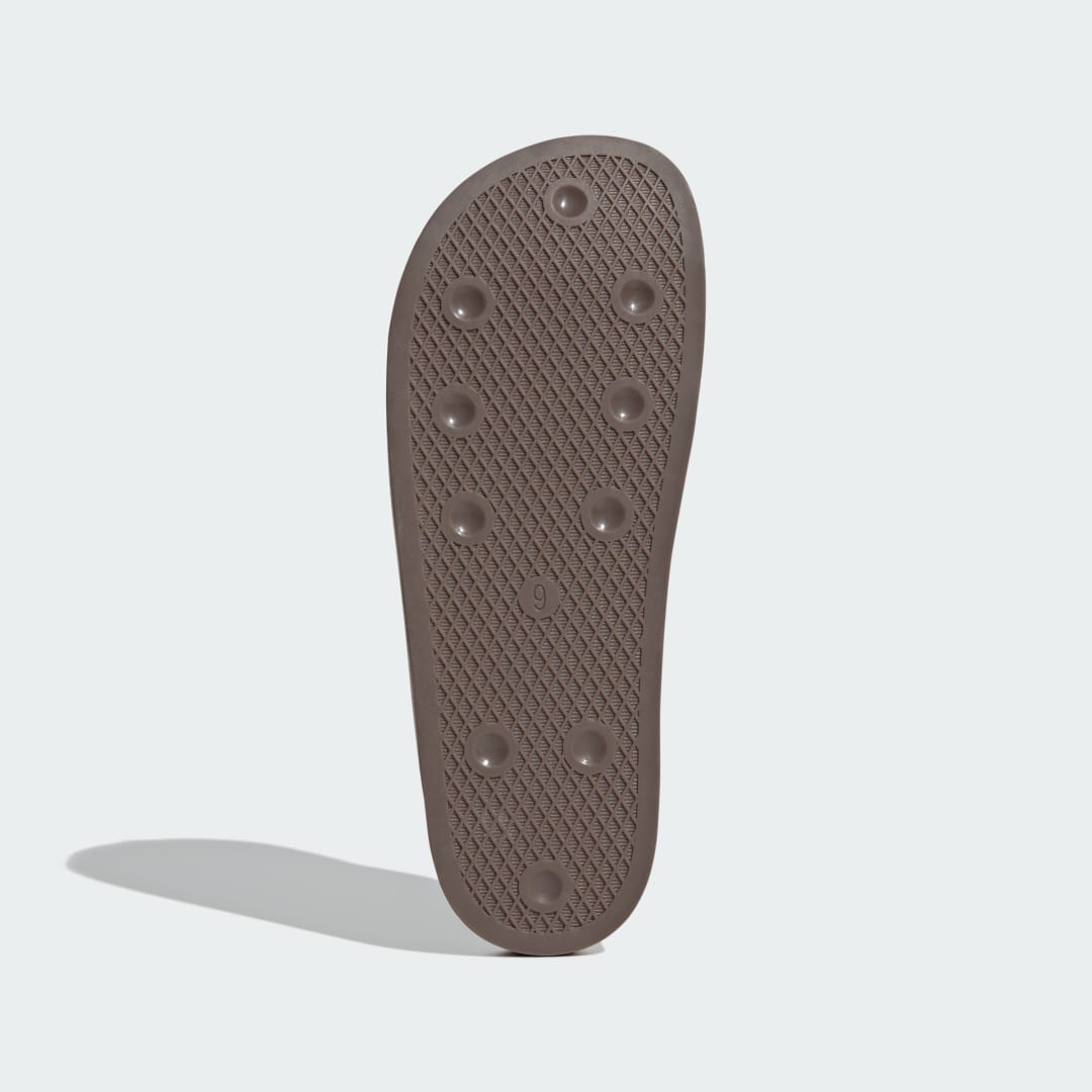 Detalle de Adidas Chancla Adimule en Beige — comodidad diaria con estilo ligero