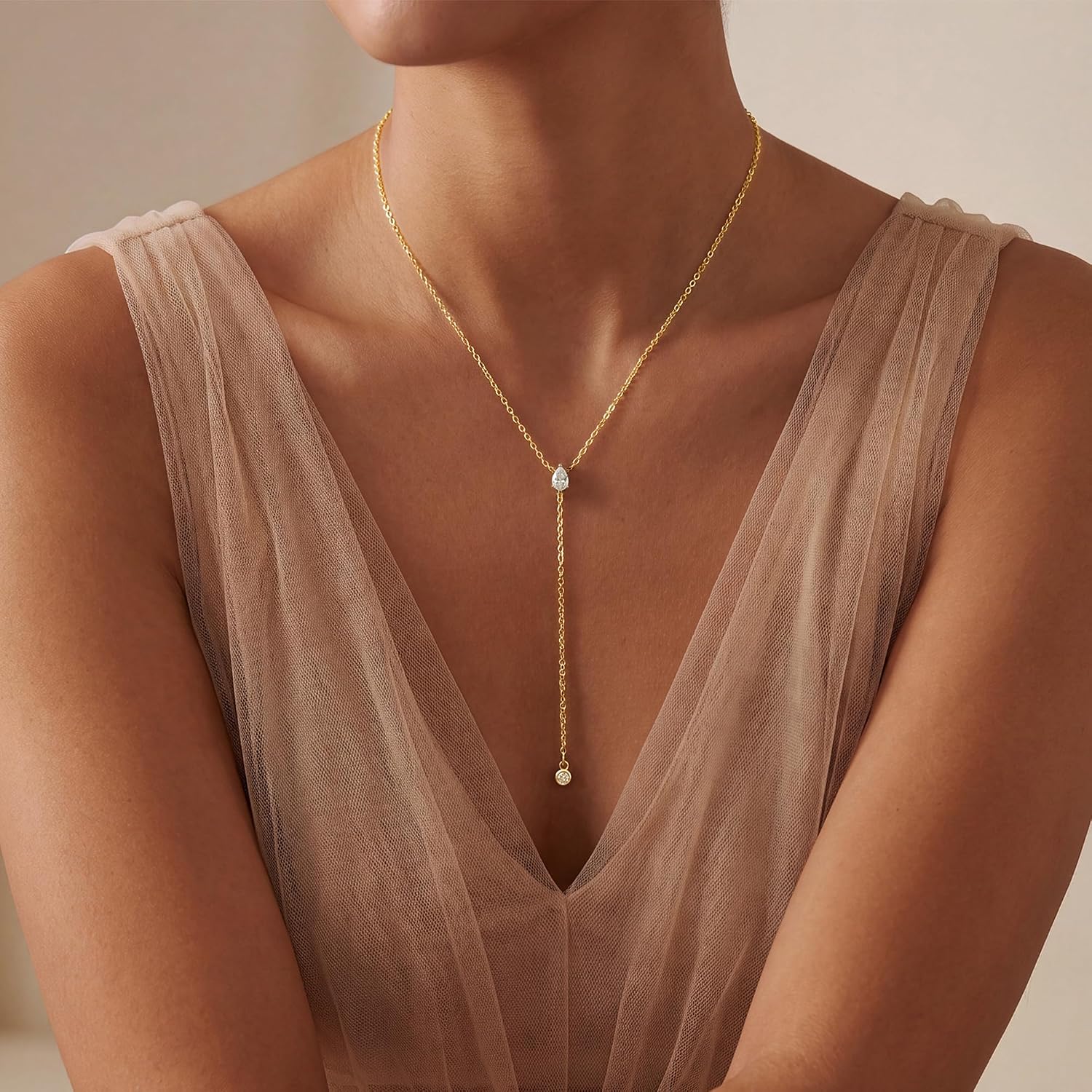 Detalle de uniqtrue Y-shaped lariat necklace with 15-inch chain
