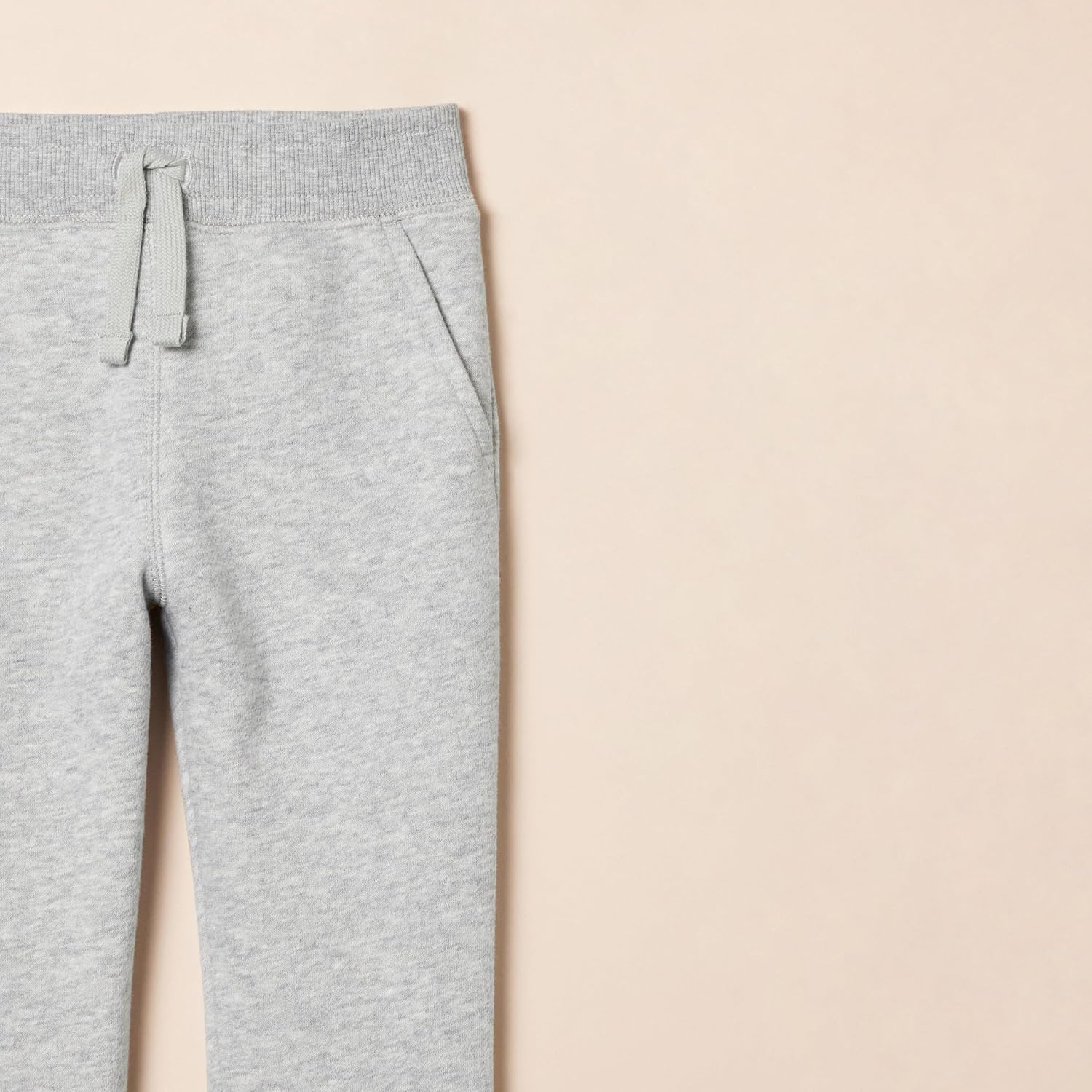 Detalle de Amazon Essentials Pantaloni Sportivi Jogger in Pile per Bambini e Ragazzi – vestibilità ampia, comfort quotidiano