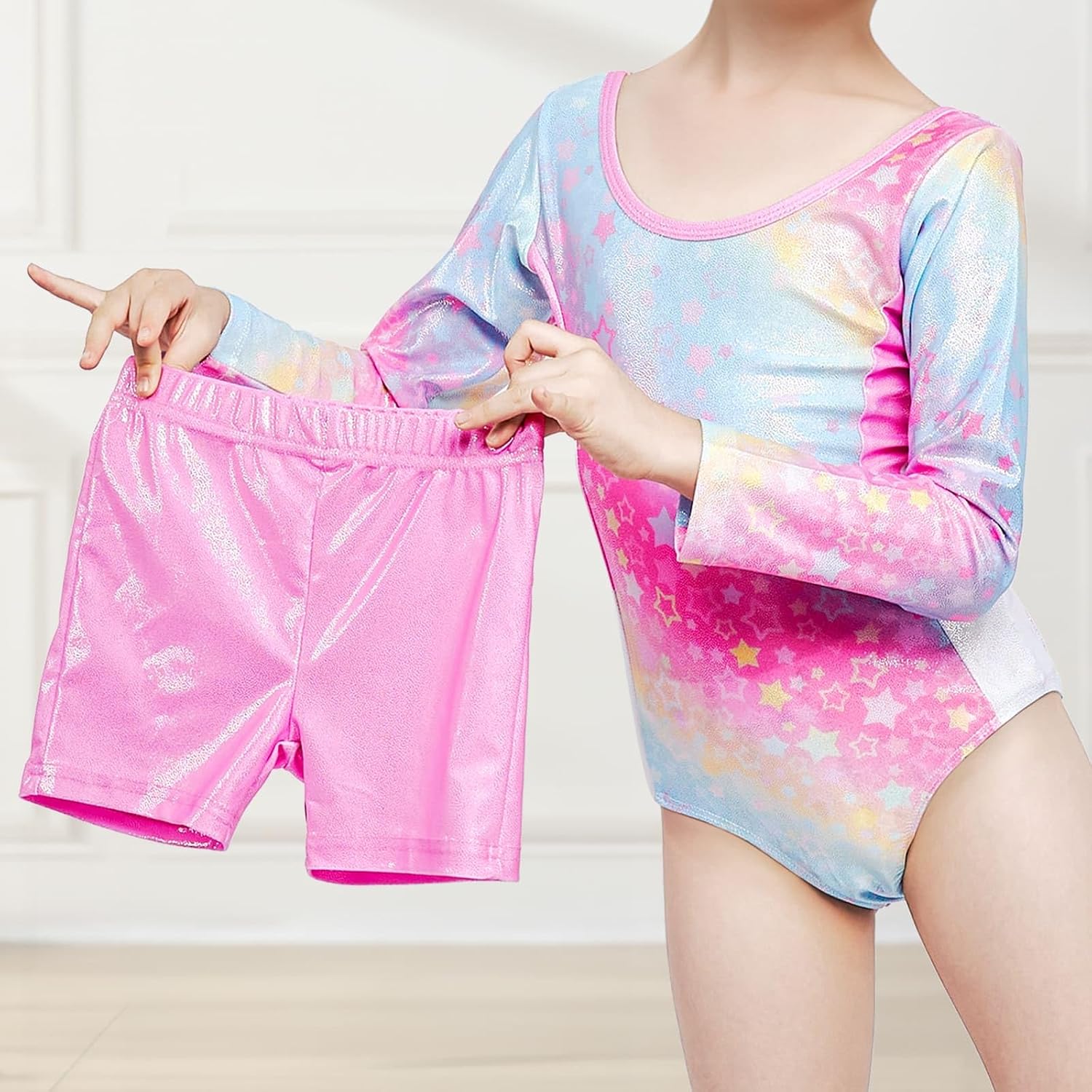Detalle 2 de JiAmy gymnastikdräkt för flickor med korsad rygg, lång ärm och shorts