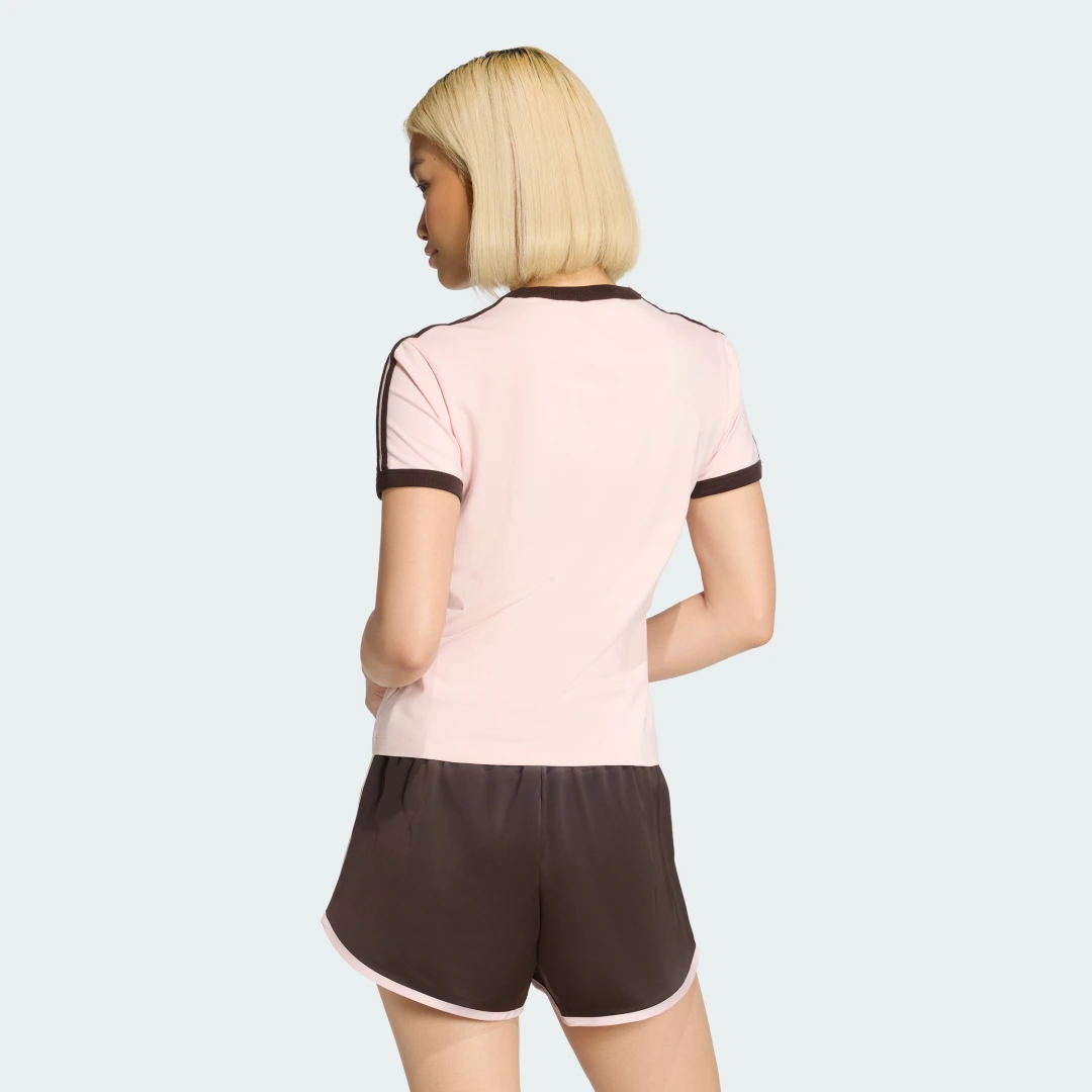 Detalle 2 de Camiseta Entallada 3 Stripes de Adidas – Rosa
