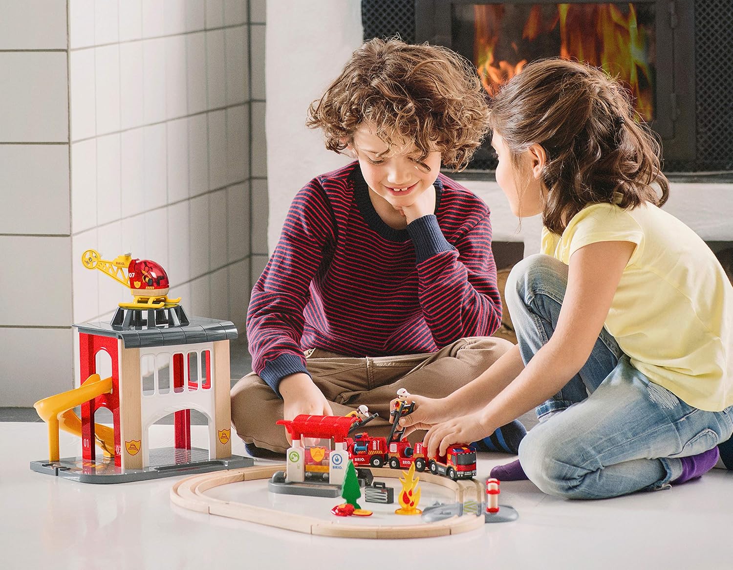 Detalle 2 de BRIO World Rescue Firefighter Set – drewniana kolejka strażacka ze światłem i syreną