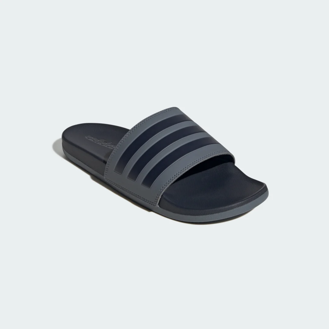 Detalle de Adilette Comfort de Adidas: chancla versátil en Negro para el día a día