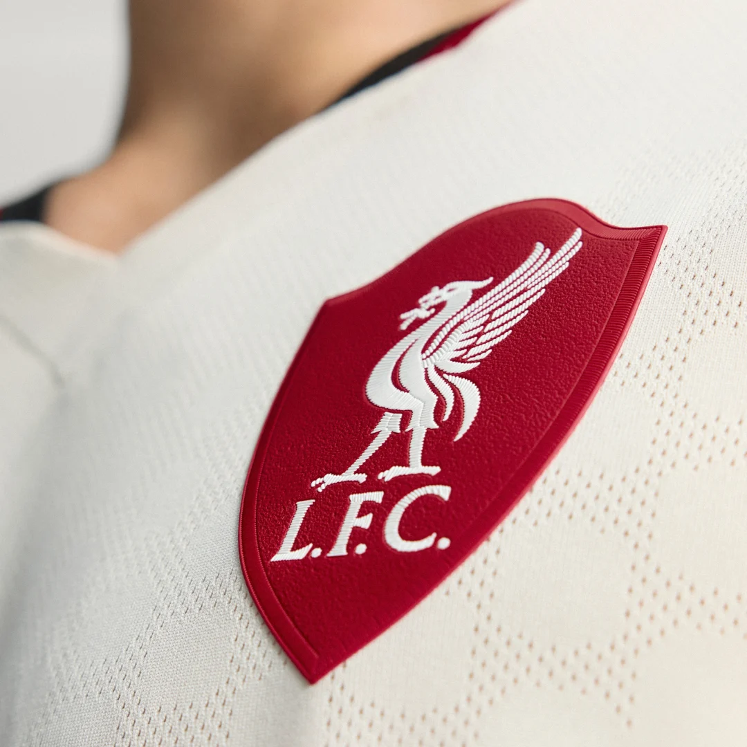 Thumbnail 3 de Camiseta segunda equipación Liverpool FC 25/26 Oficial de Adidas - impresión y uso real