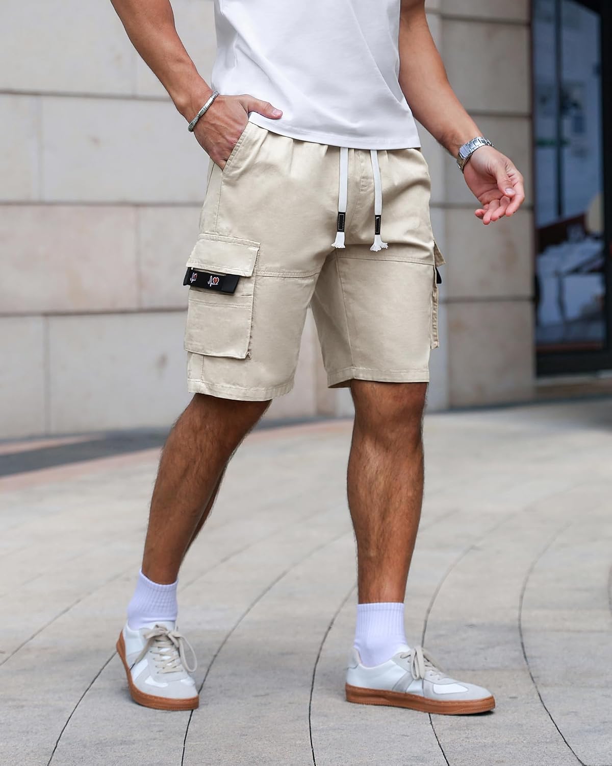 Detalle de APTRO Men's Cargo Shorts with Elastic Waistband and Drawstring — 6 Pockets, 10" Inseam, Relaxed Cotton Twill