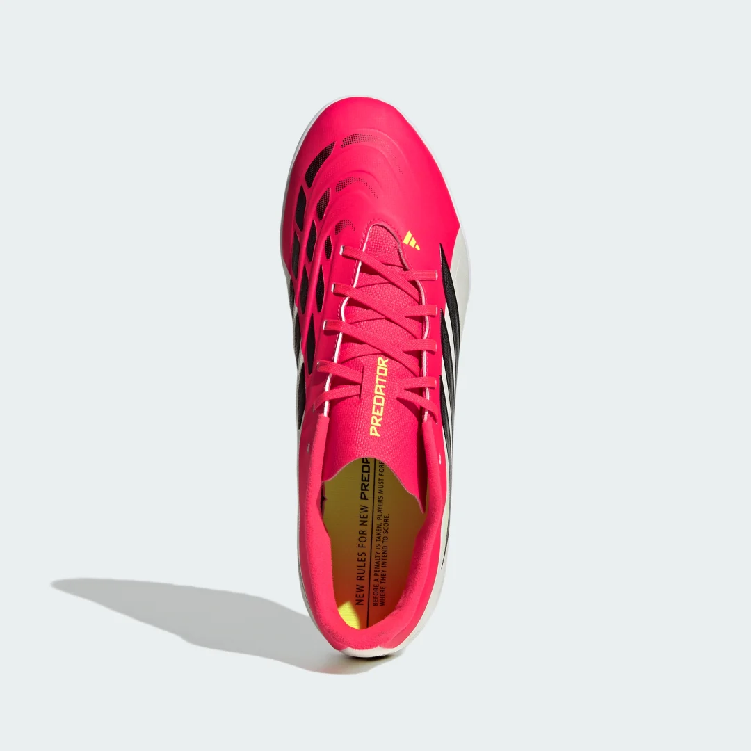 Detalle de Zapatilla de fútbol Predator Club moqueta roja – Adidas