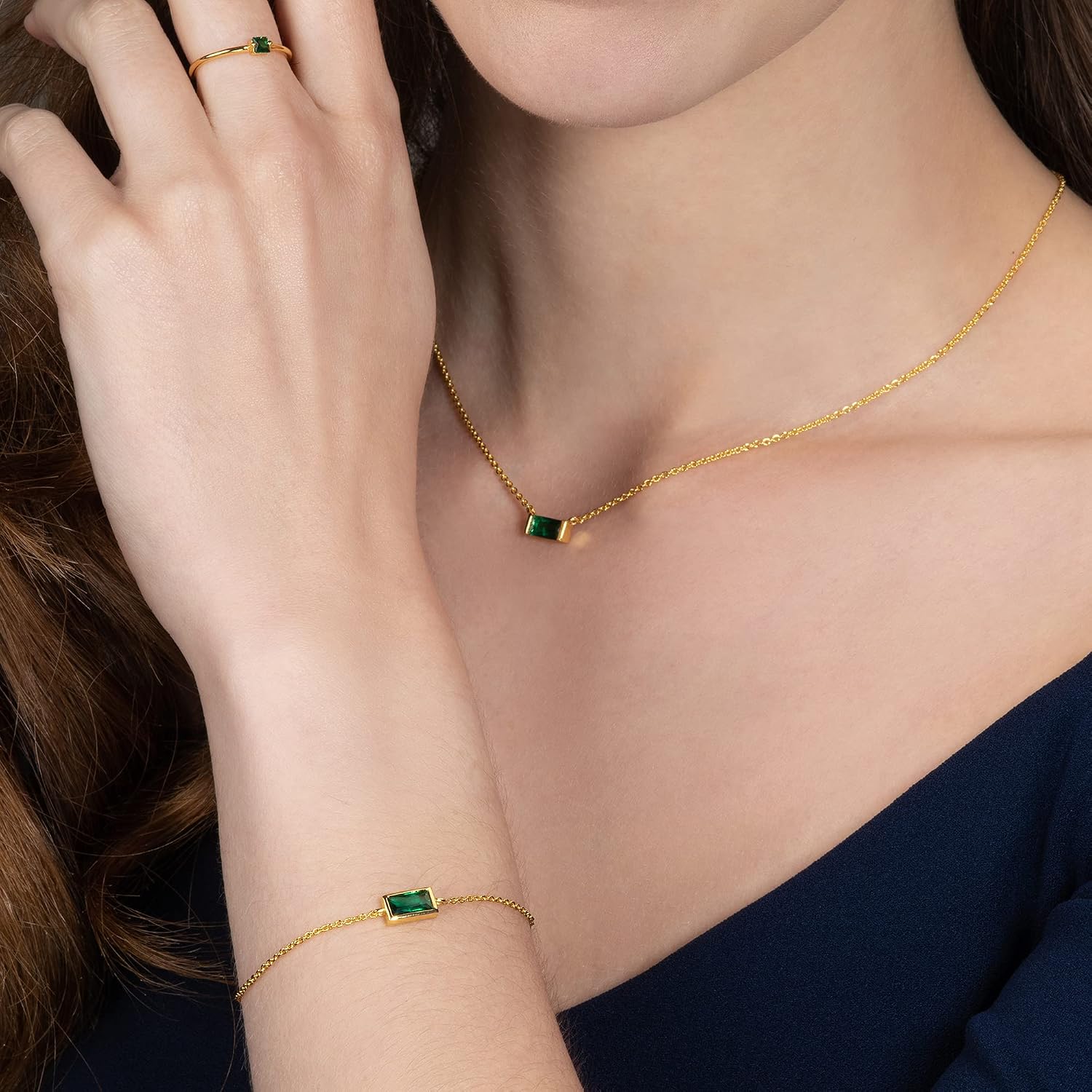 Detalle de Bracelet fin plaqué or Namana pour femme et jeune fille avec zircon vert en taille baguette