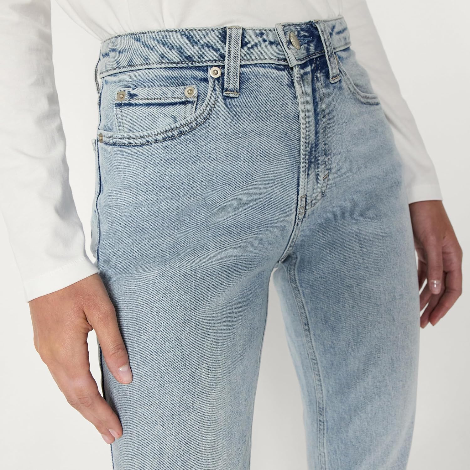 Detalle de Amazon Essentials Jeans a Vita Alta con Gamba dritta Donna, Lavaggio Chiaro con Ghiaccio – Taglia 42