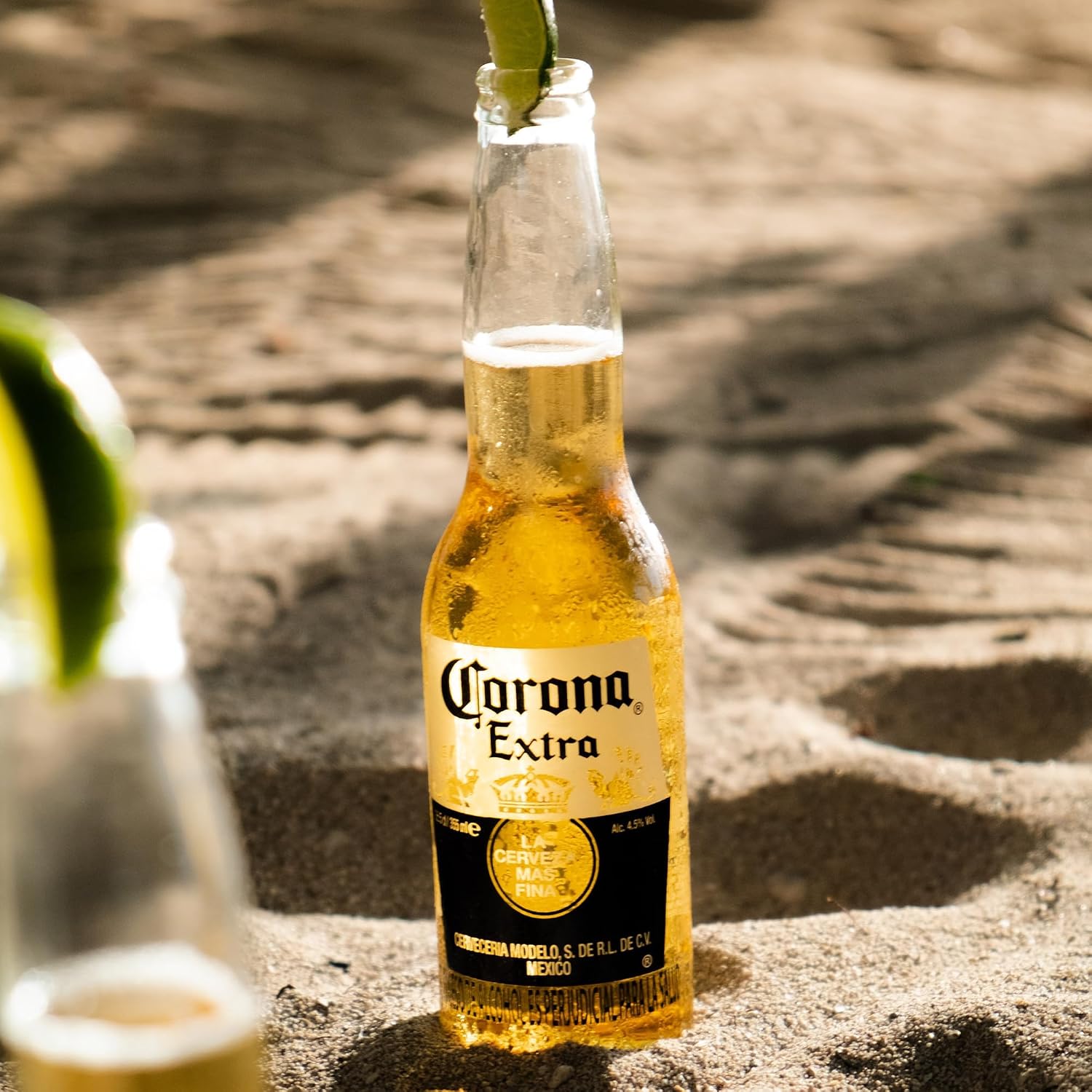 Detalle 2 de Corona Cerveza – Pack 4x6 botellas de 33 cl. Lager ligera y refrescante