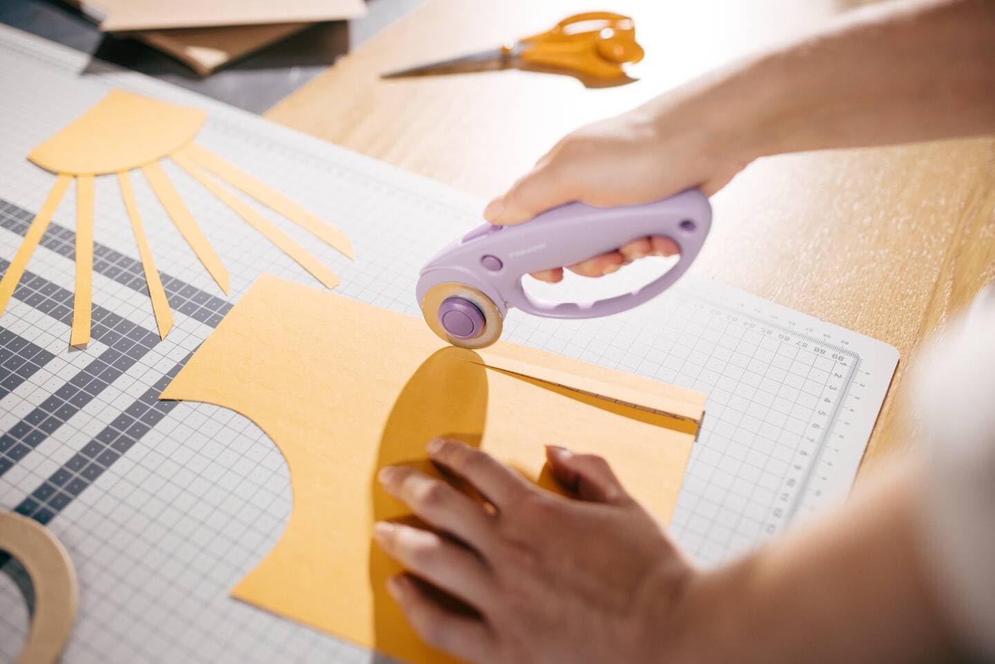 Detalle de Fiskars Cutter Rotatif 45 mm – Ultra Lilas (1066464)