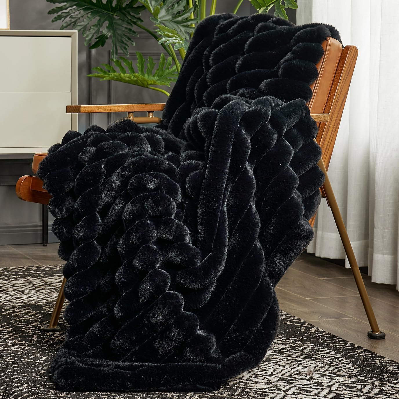 Detalle de Cozy Bliss Faux Fur Throw Blanket 50 x 60 Inches 🛋