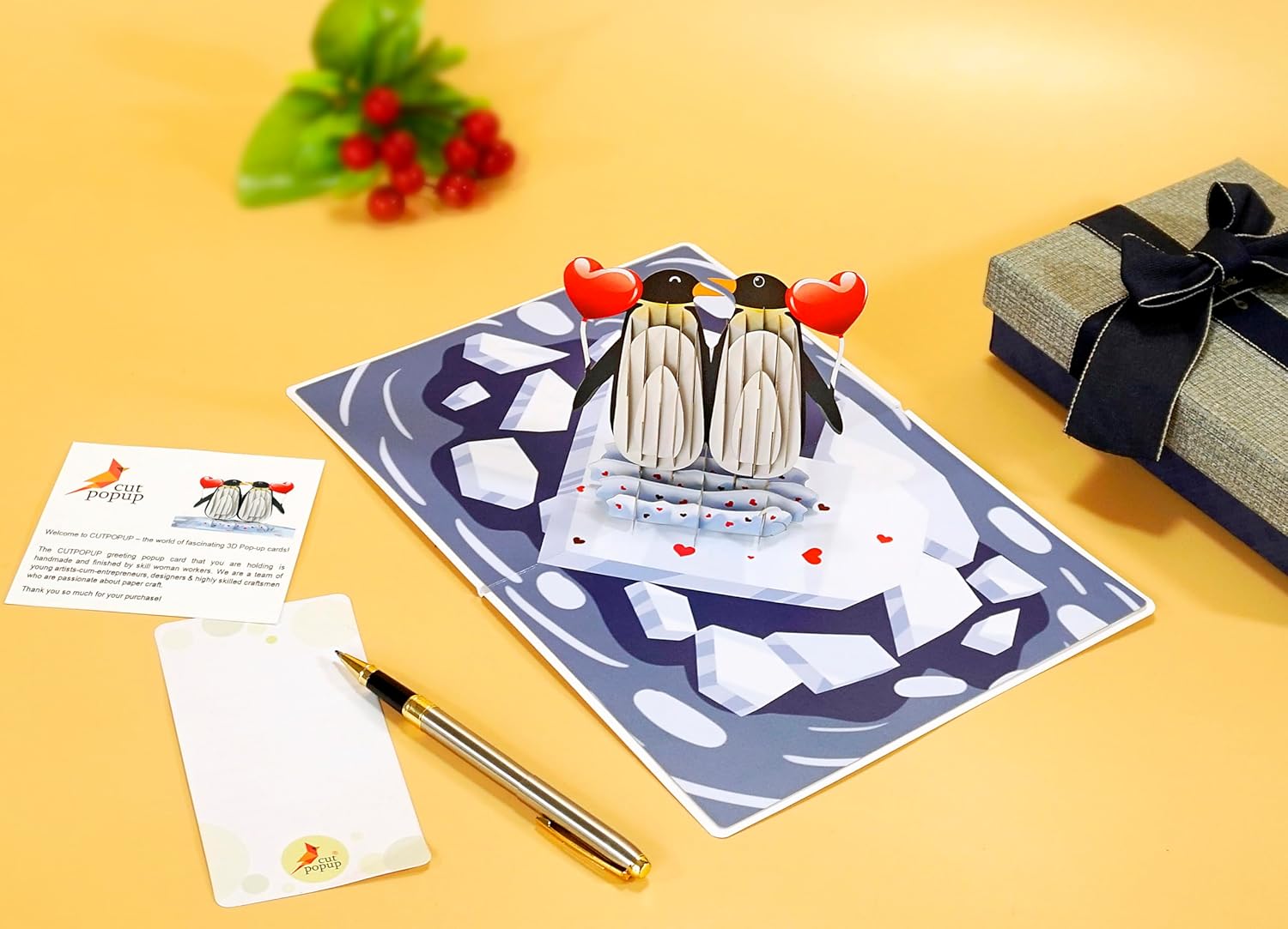 Thumbnail 3 de CUTPOPUP Penguin Couple Pop Up Card 15x15 cm 📷