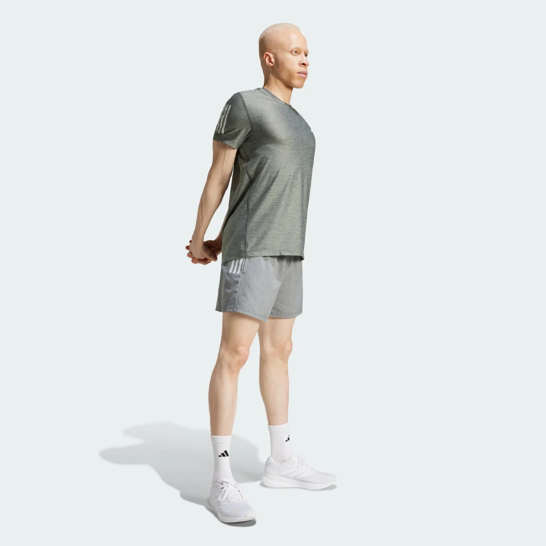 Detalle de Camiseta Own the Run de Adidas - Gris