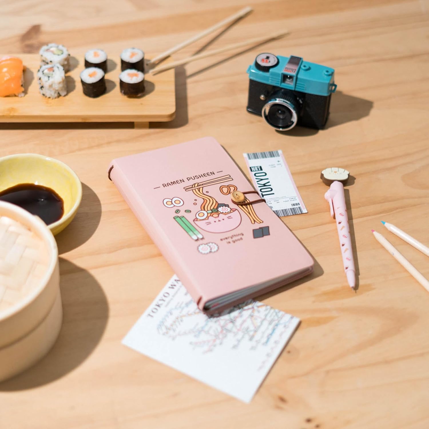 Detalle 2 de Grupo Erik - Ensemble Carnet de Voyage Pusheen Sushi Roll: carnet 3 carnets rechargeables pour écrire, dessiner et voyager