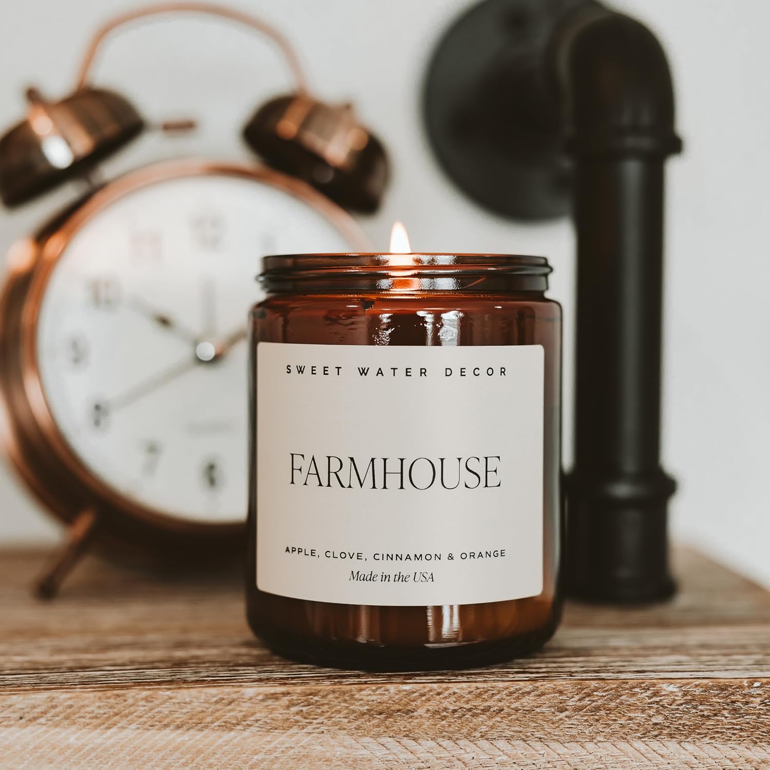 Detalle 2 de Sweet Water Decor Farmhouse Candle, 9 oz Amber Jar, Apple and Fall Spice Scent