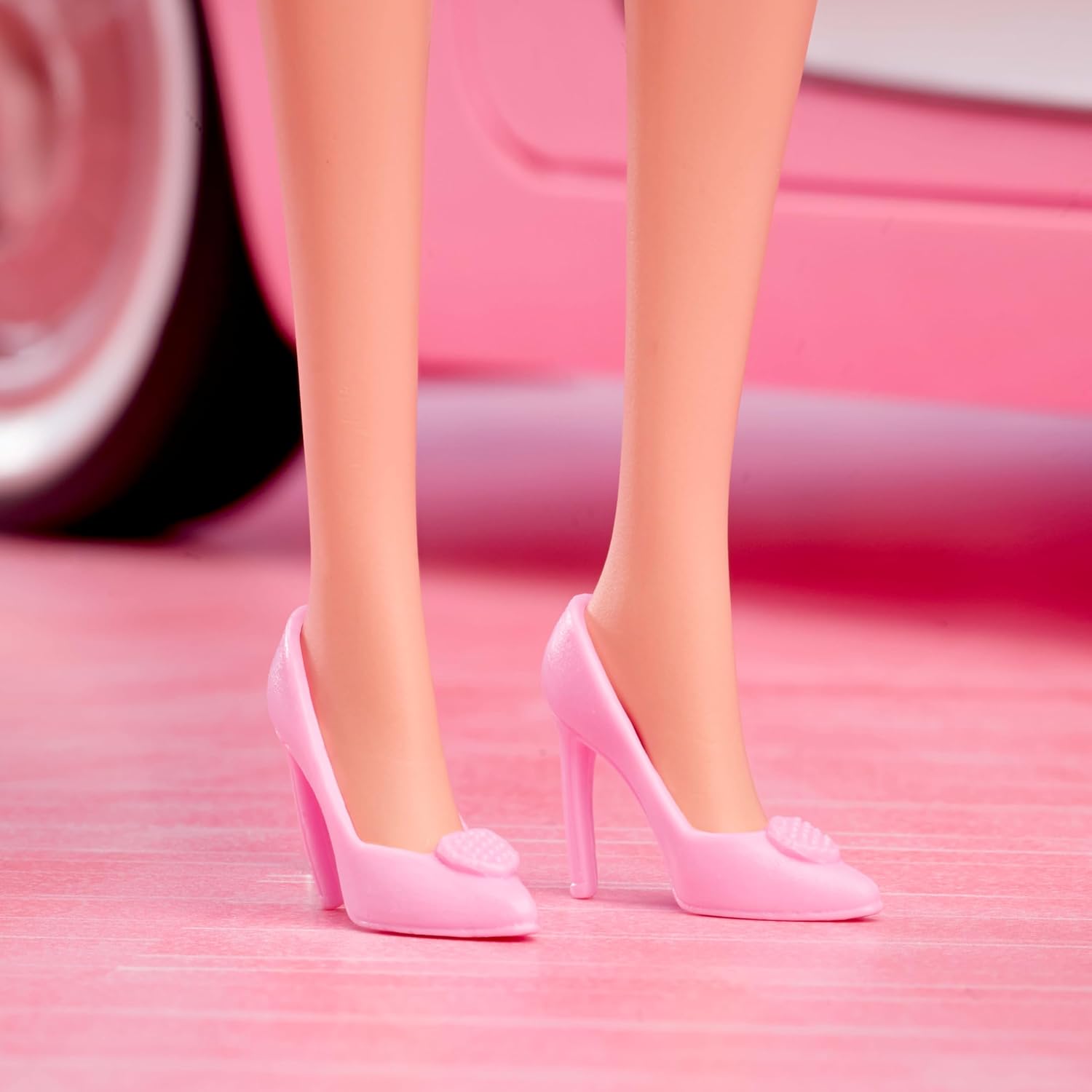 Thumbnail 4 de Barbie The Movie Margot Robbie – Bambola da collezione JBJ53 con camicetta e gonna rosa, capelli acconciati e gioielli coordinati