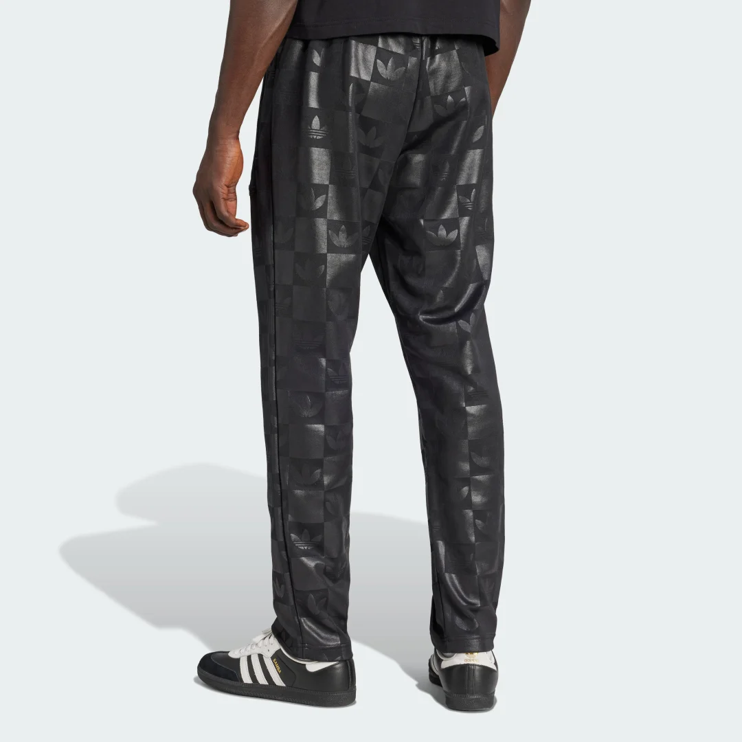 Detalle de Monogram All Over Print Regular Track Pants de Adidas – negro