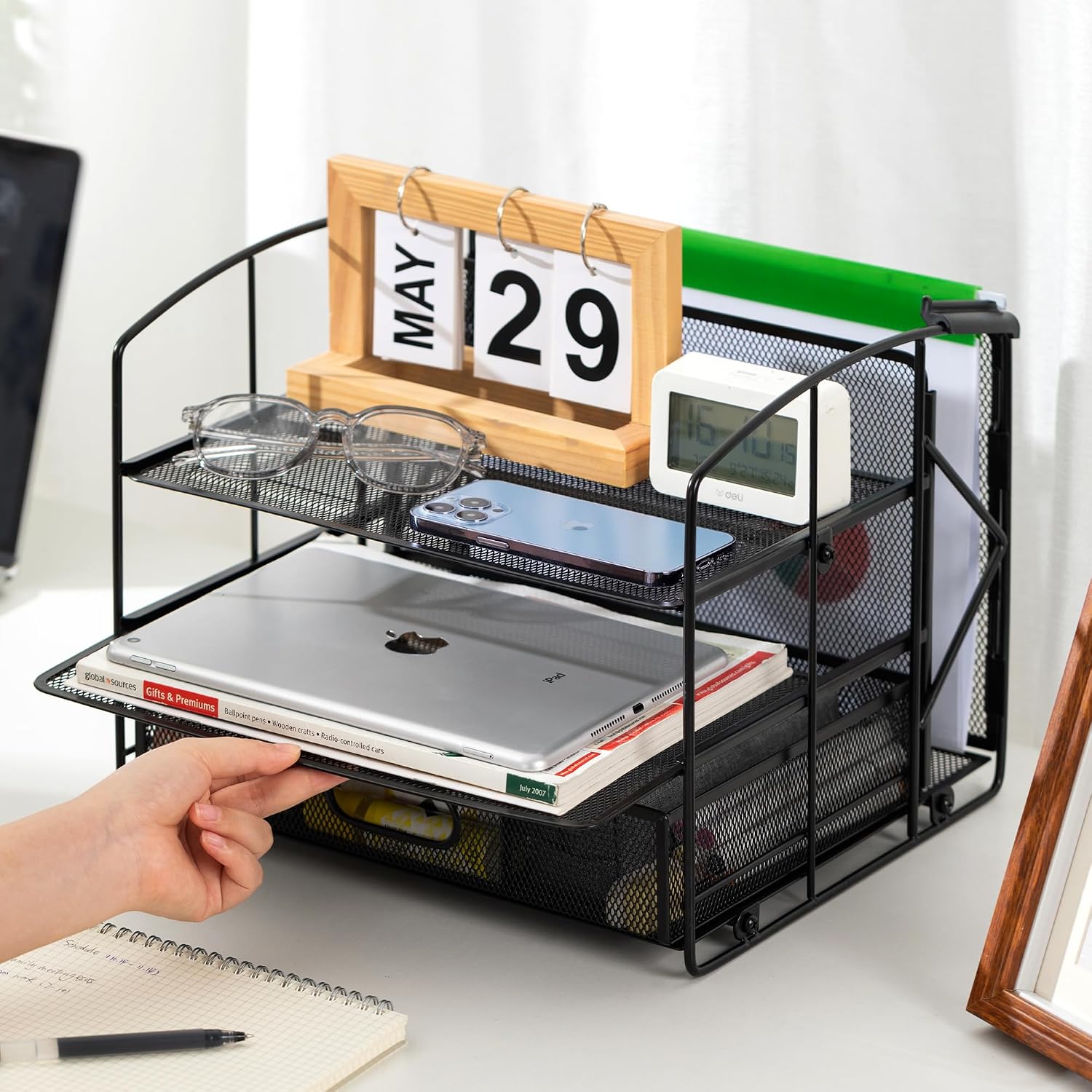 Detalle 2 de Amazon Basics Rectangular Desk Organiser 3-tray with hanging file holder ๐
