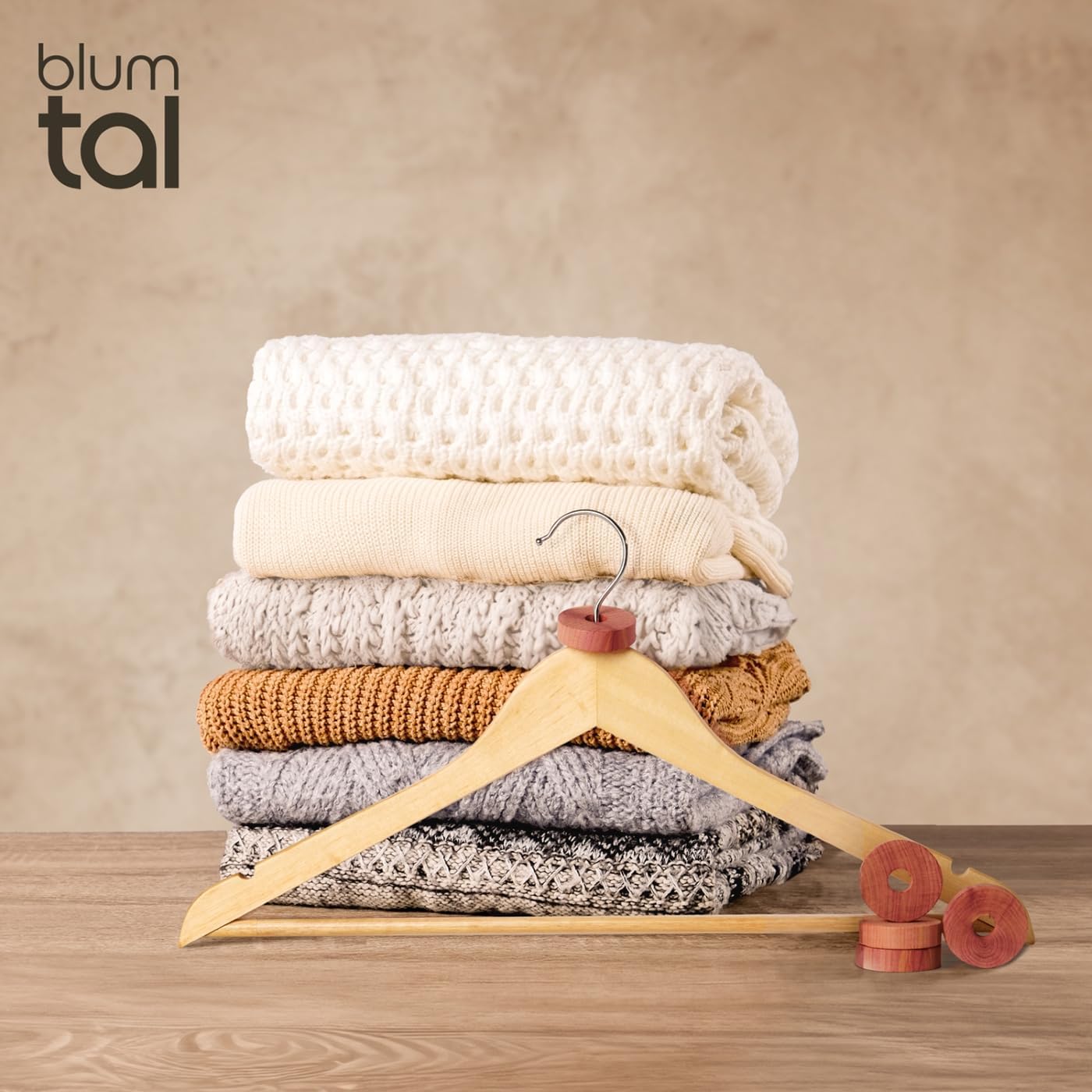 Detalle de Blumtal Wooden Clothes Hangers Set of 10, Natural Wood with Non-Slip Bar